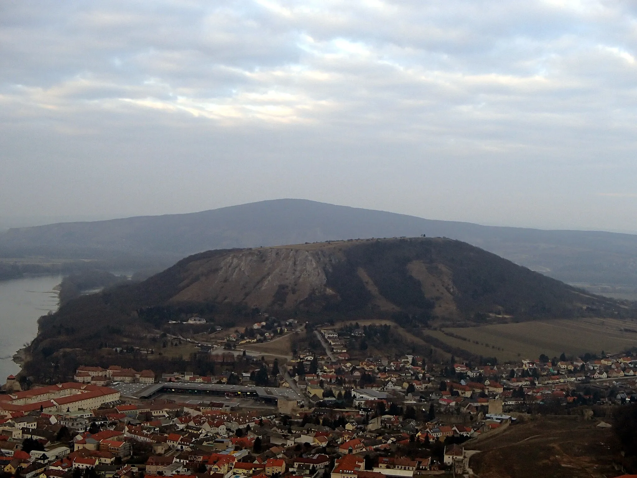 Photo showing: Braunsberg above Hainburg