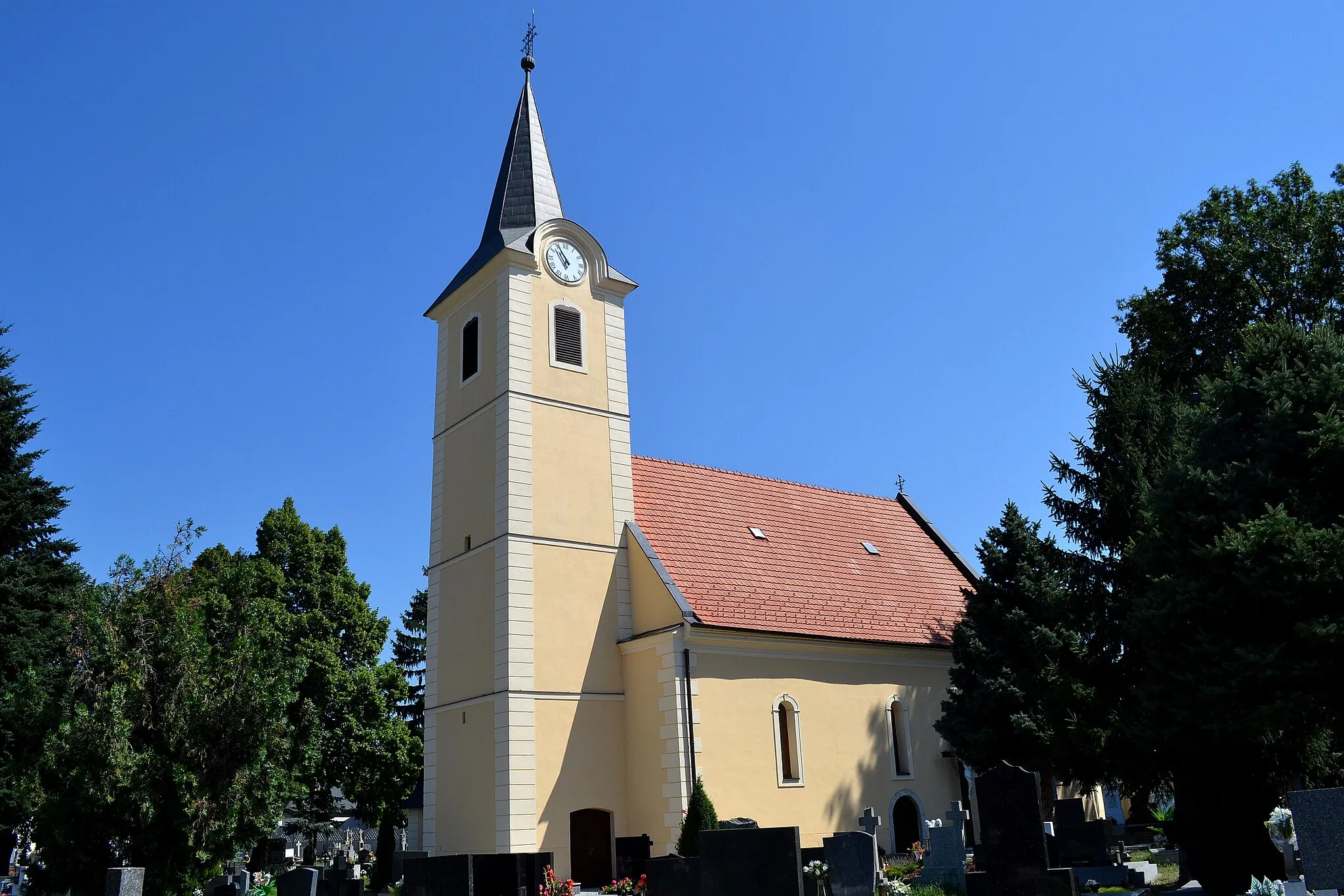 Photo showing: Viničné (okr. Pezinok), Kostol svätých Filipa a Jakuba; celkový pohľad