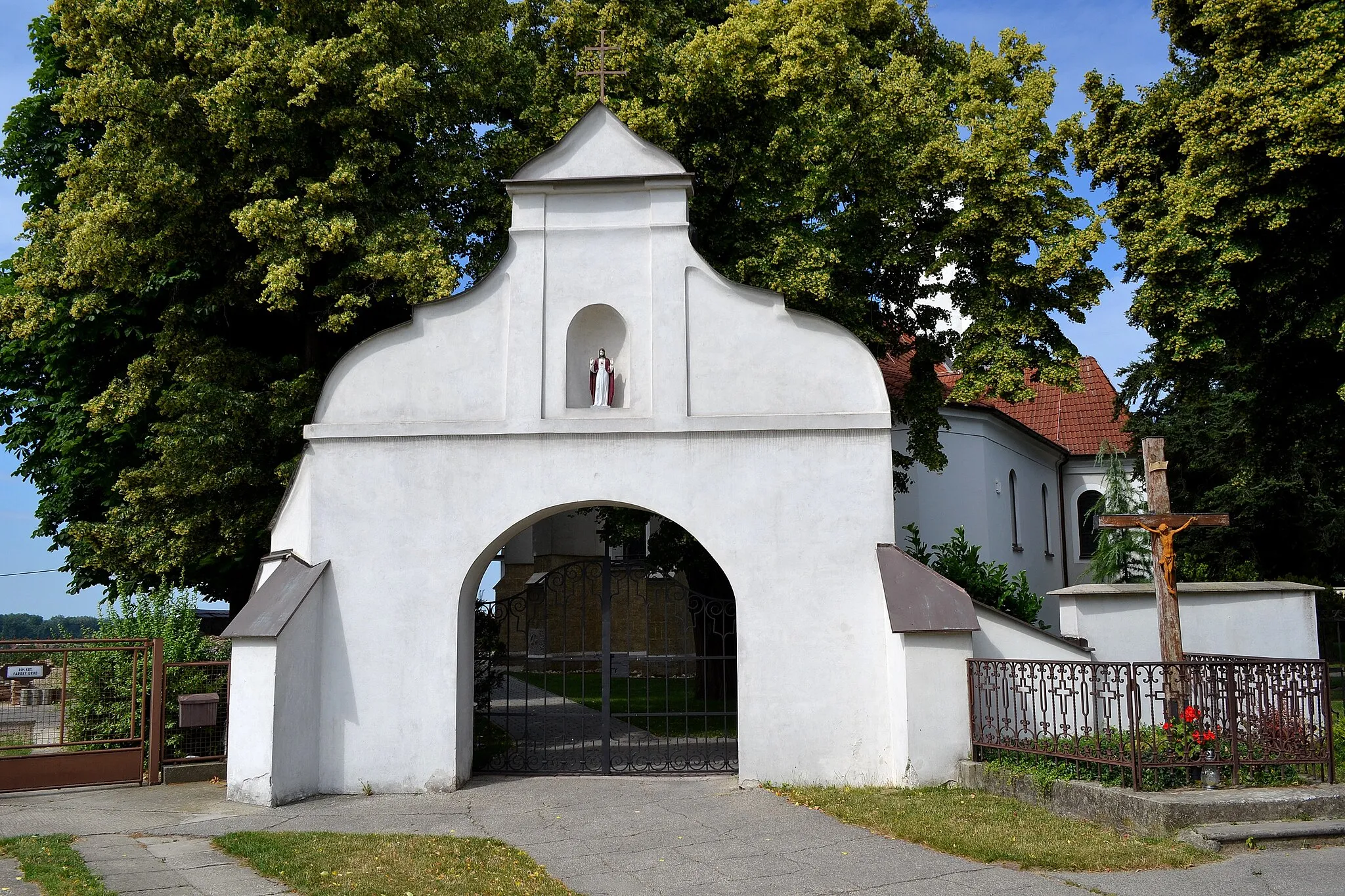 Photo showing: Bernolákovo (okr. Senec), Kostol svätého Štefana Kráľa; vstupná brána do areálu