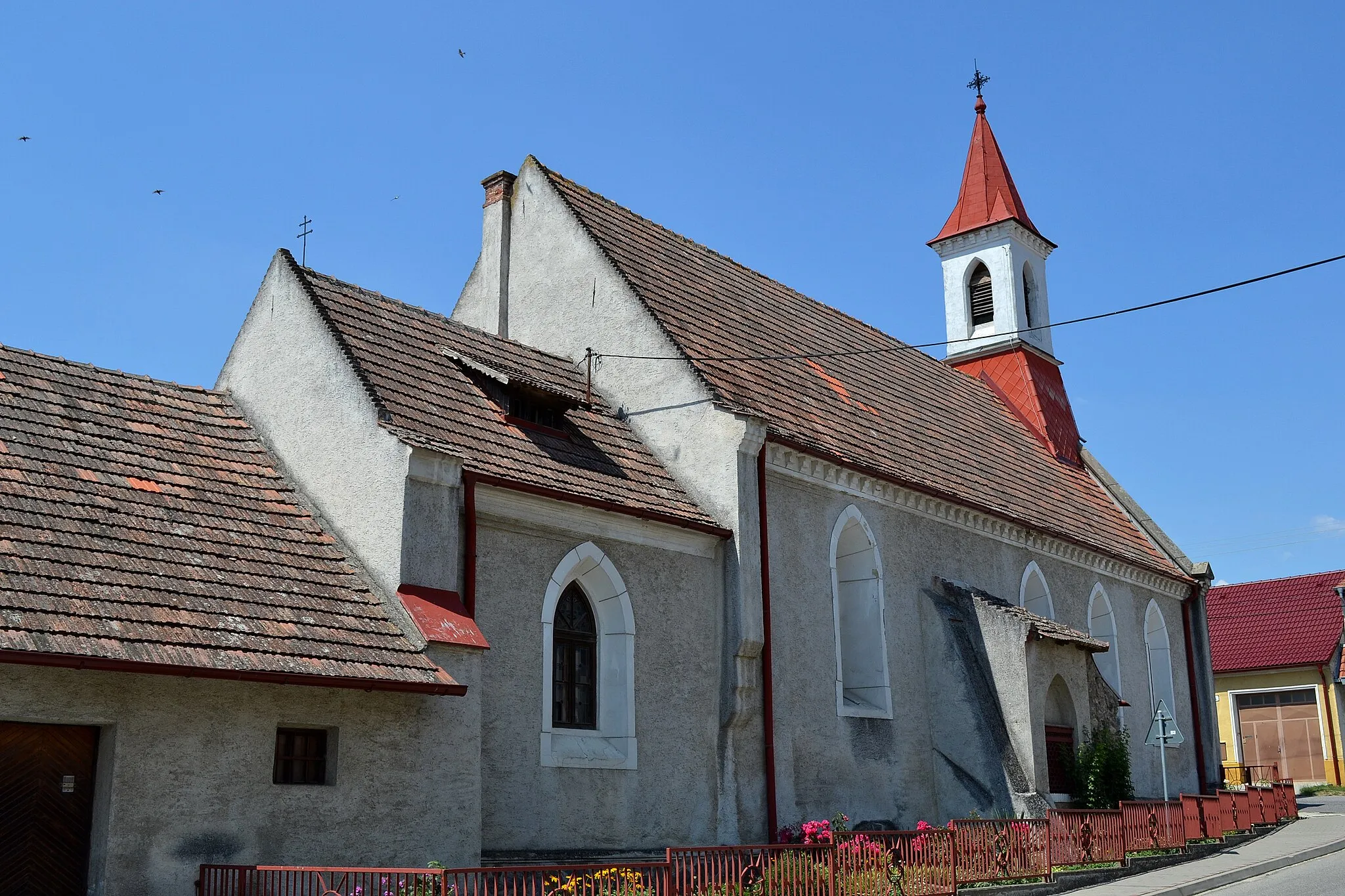Photo showing: Dlhá (okr. Trnava), Kostol svätého Antona Padovského; celkový pohľad od juhovýchodu