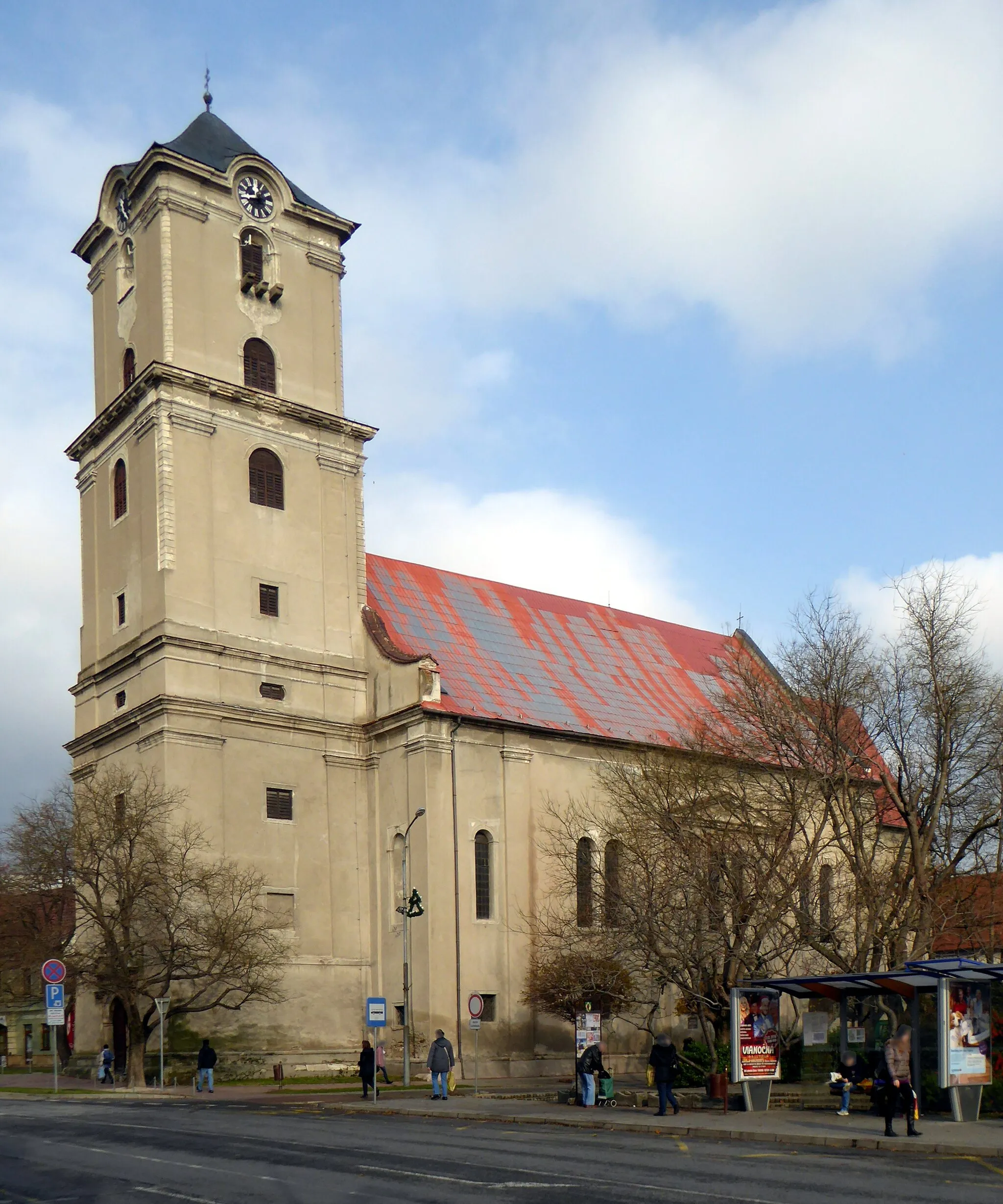 Photo showing: Pezinok (Bösing, SK), Verklärungskirche von Süden gesehen.