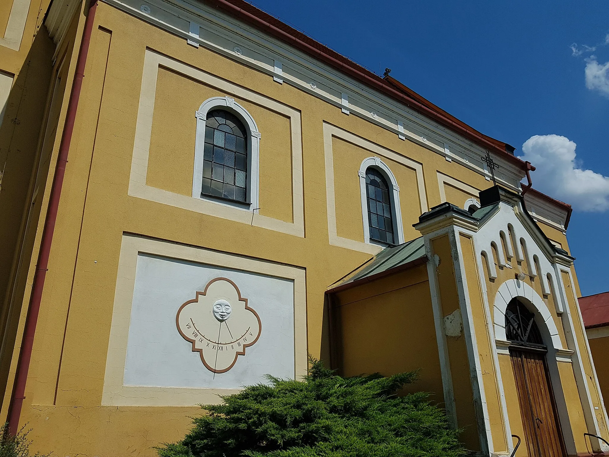 Photo showing: The Church of St. Nicholas in Tomášov from southwest with the main entrance and sundial
