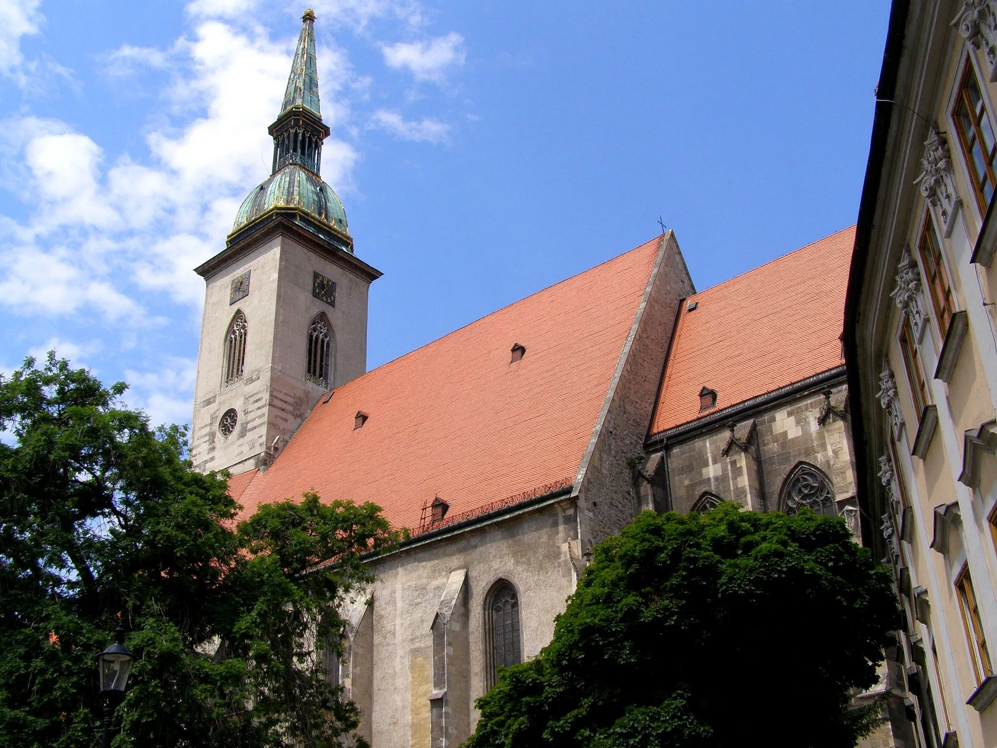Photo showing: Pohľad na katedrálu sv. Martina z Rudnayovho námestia