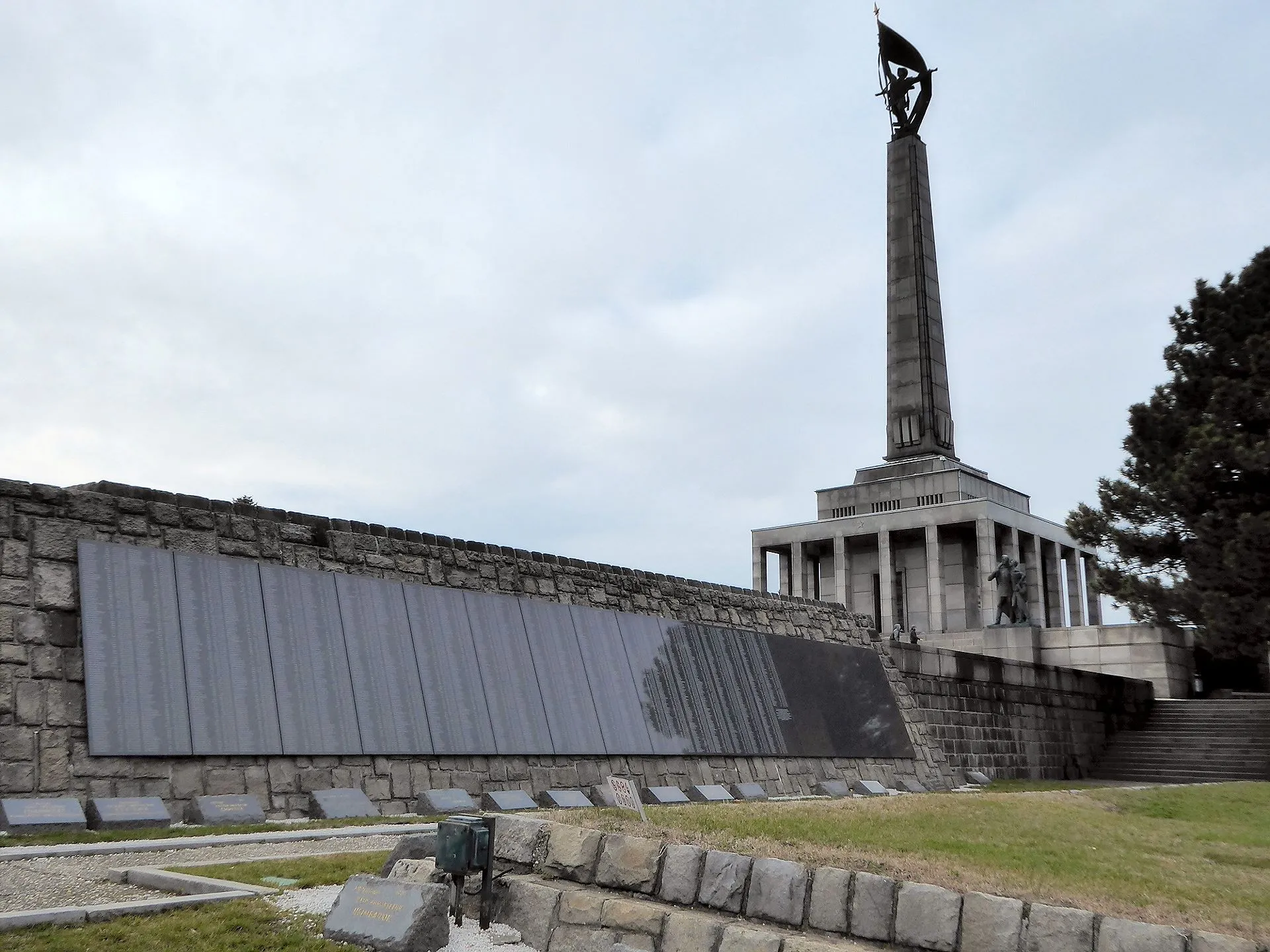 Photo showing: Bratislava - Denkmal und Soldatenfriedhof am Slavin-Huegel