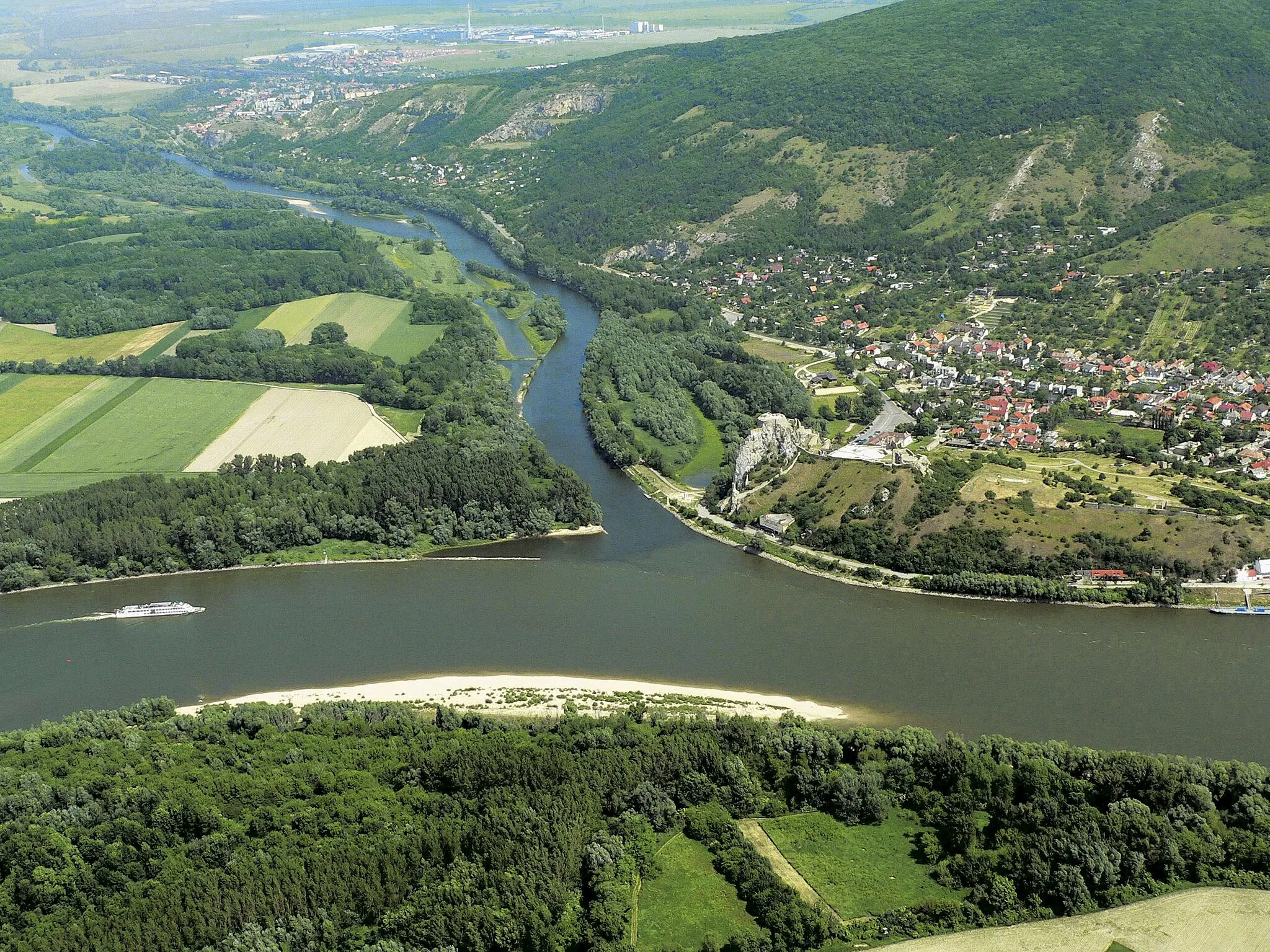 Photo showing: The site of the Morava influx into the Danube under the ruins of Devín. The water corridor D-O-E would branch-off here in case of the variant A or D.