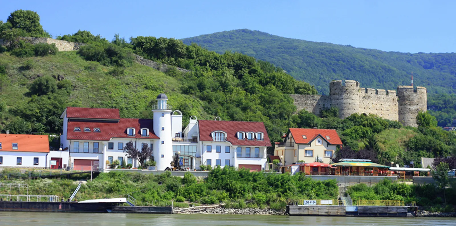 Photo showing: View from Danube on the boat - Village Devín