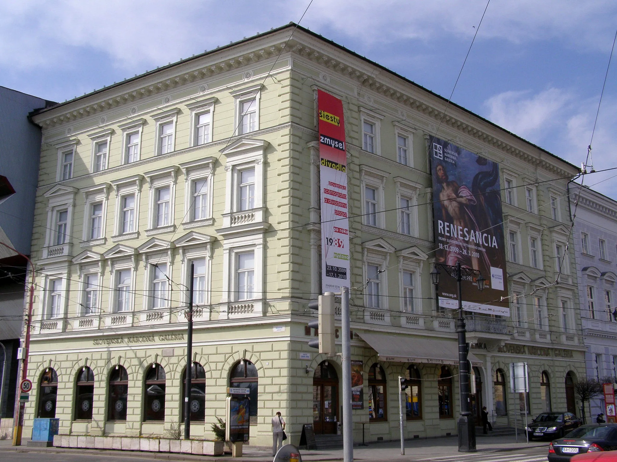 Photo showing: Budova niekdajšieho Esterházyho paláca z druhej polovice 19. storočia je od roku 1990 súčasťou SNG v Bratislave