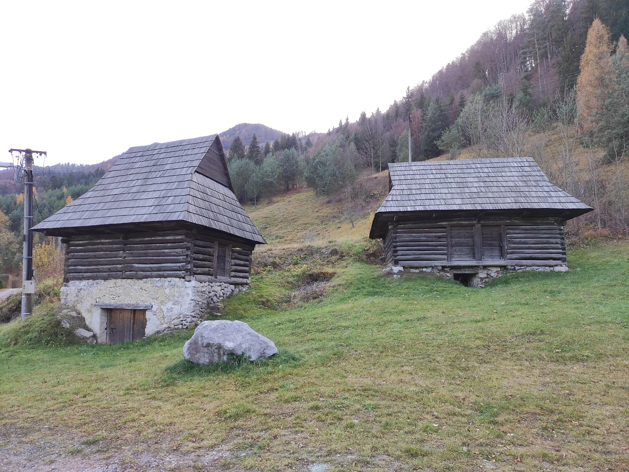 Photo showing: dřevěné Gombašské sýpky, Hubová, okres Ružomberok, Slovensko