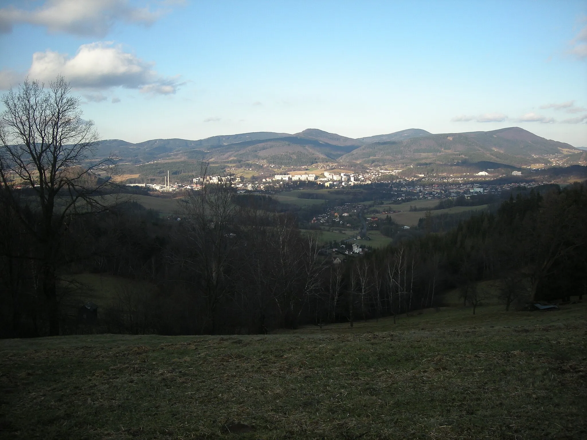 Photo showing: Panorama of Roznov pod Radhostem city, seen from Hlaváčky hill near Valasska Bystrice.