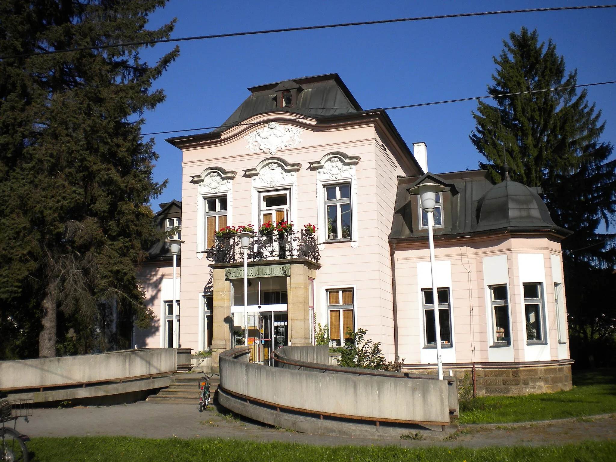 Photo showing: Knihovna sídlí v prostorách bývalé Bergerovy vily.