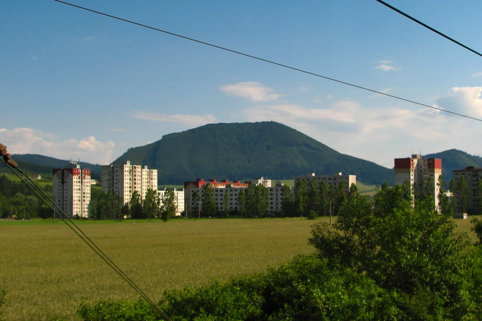 Photo showing: Veľký Vreteň, widok z Kysuckégo Novégo Mesta, w połowie kadru bloki przy ul 9. mája, widok z pociągu