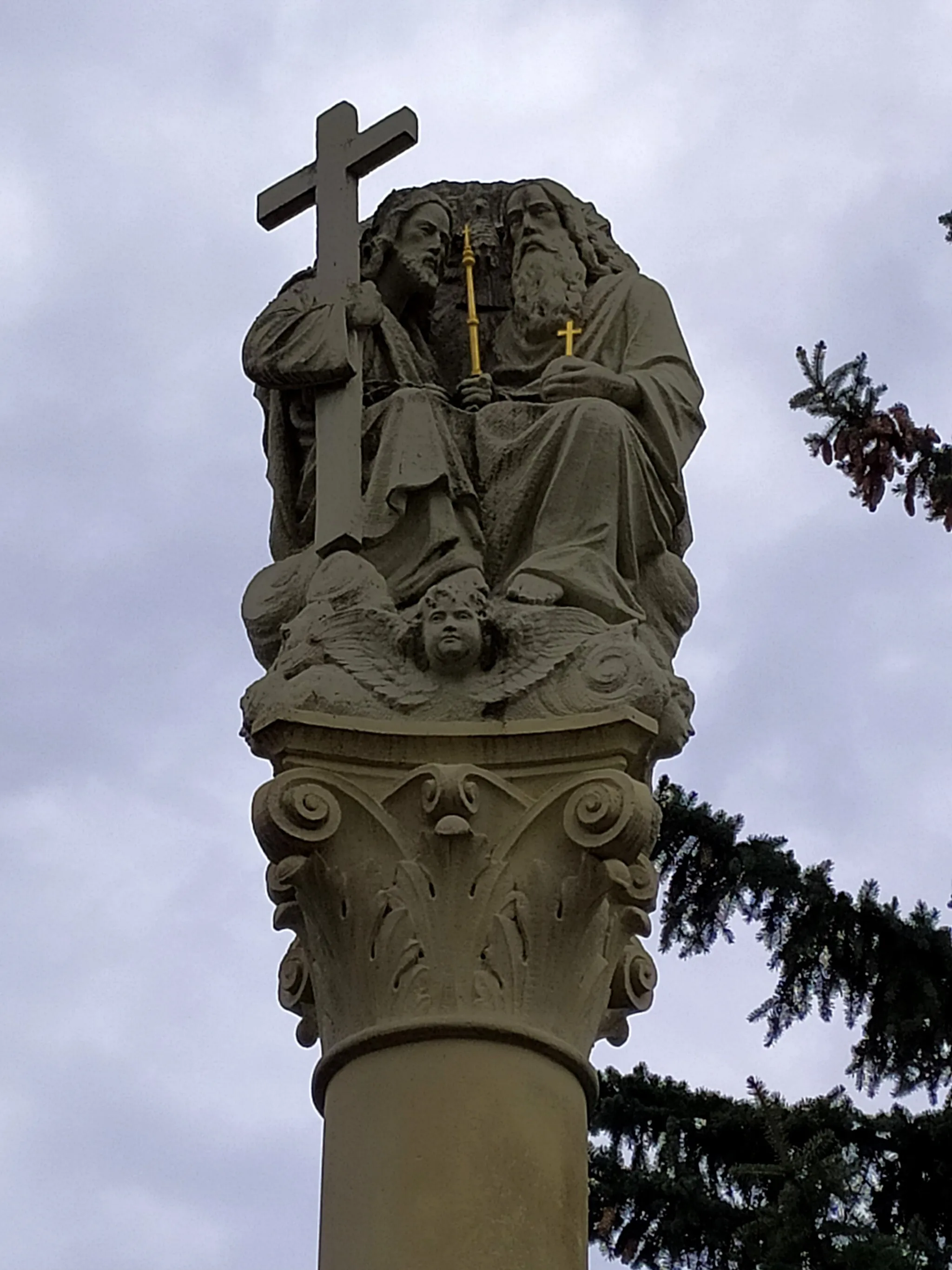 Photo showing: Ostratice (okr. Partizánske), stĺp Najsvätejšej Trojice; súsošie na hlavici stĺpa