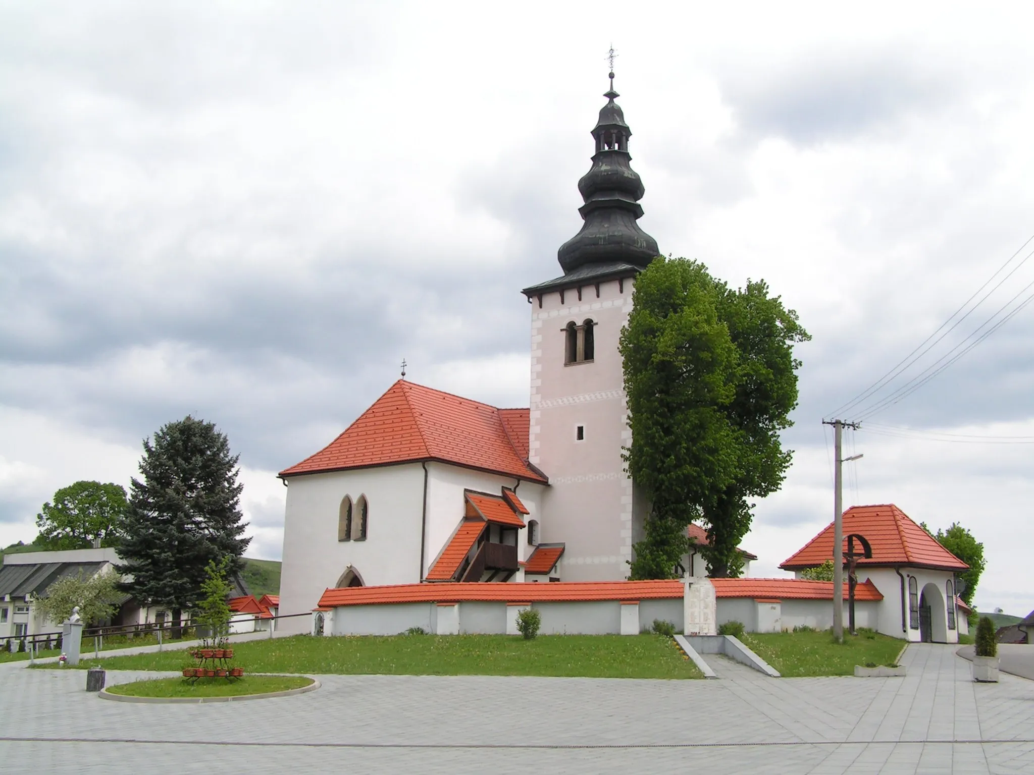 Photo showing: Pohled na kostel, Liptovské Sliače, Slovenská republika