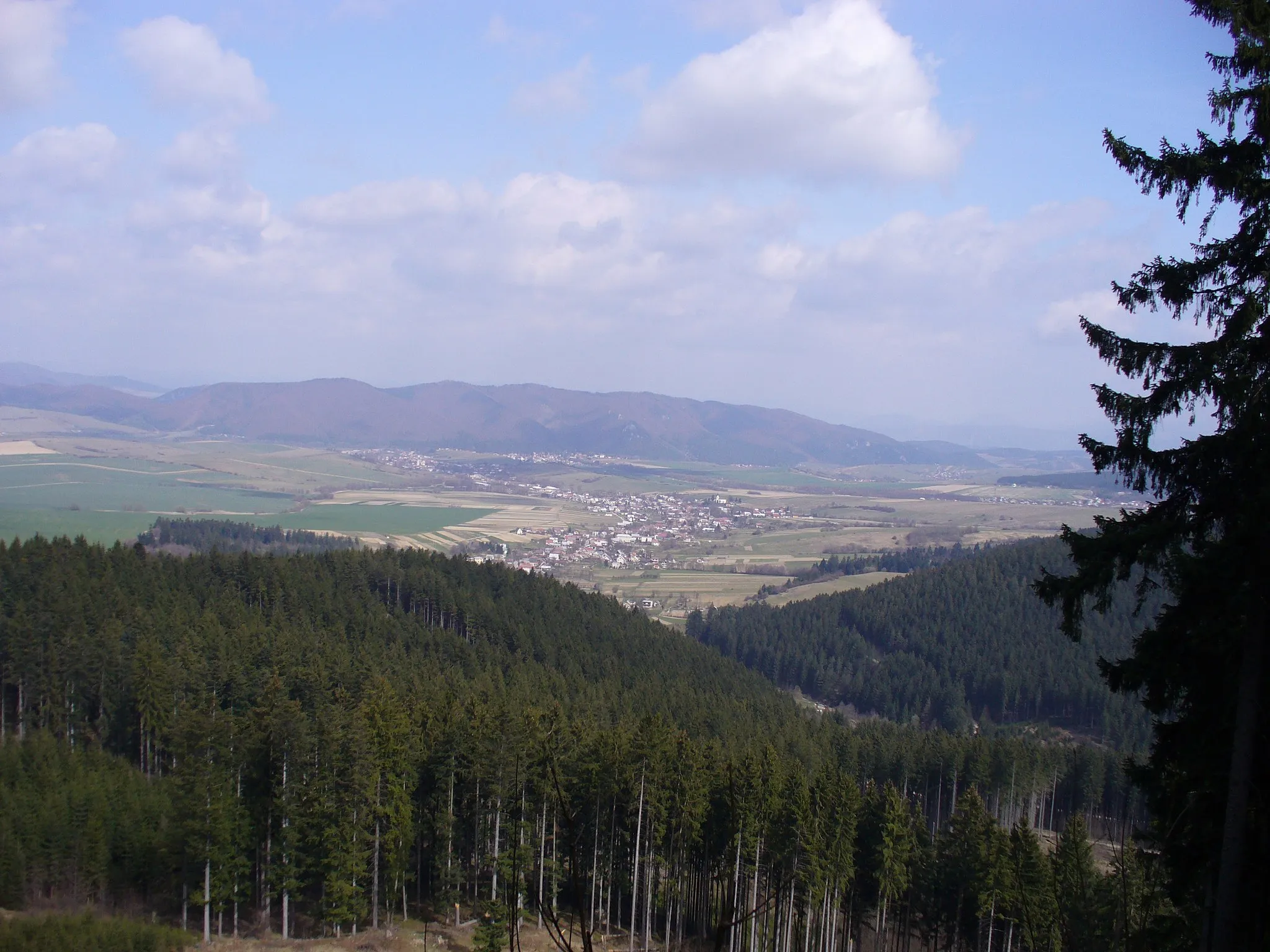Photo showing: Obec Kamenná Poruba v okrese Žilina z úpätia hory Sokol. V pozadí Rajecké Teplice