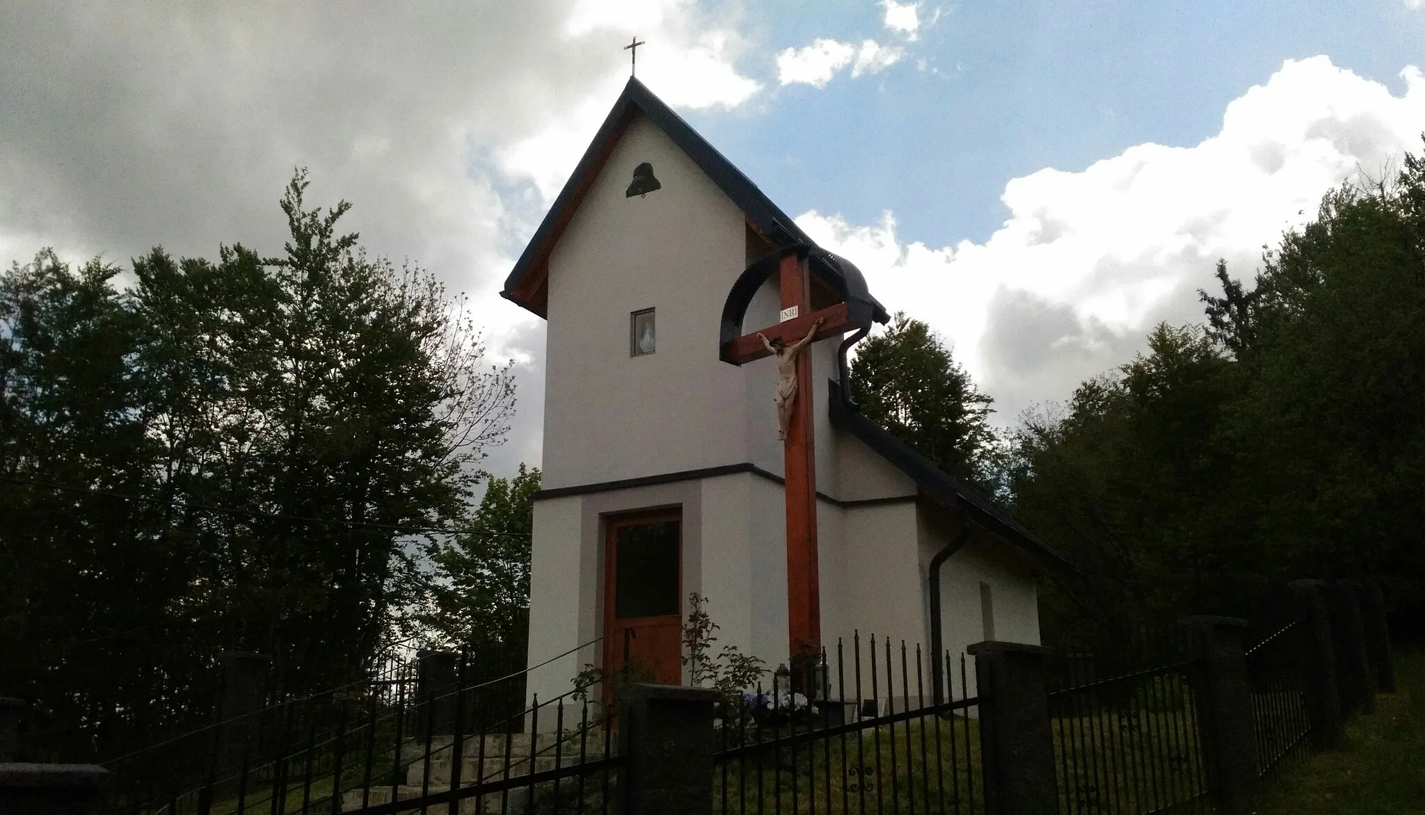 Photo showing: Kaplnka Ružencovej Panny Márie v osade Murčovci (v meste Čadca, mestská časť Vojty). Kaplnka bola postavená v roku 1946, opravená v roku 2018.