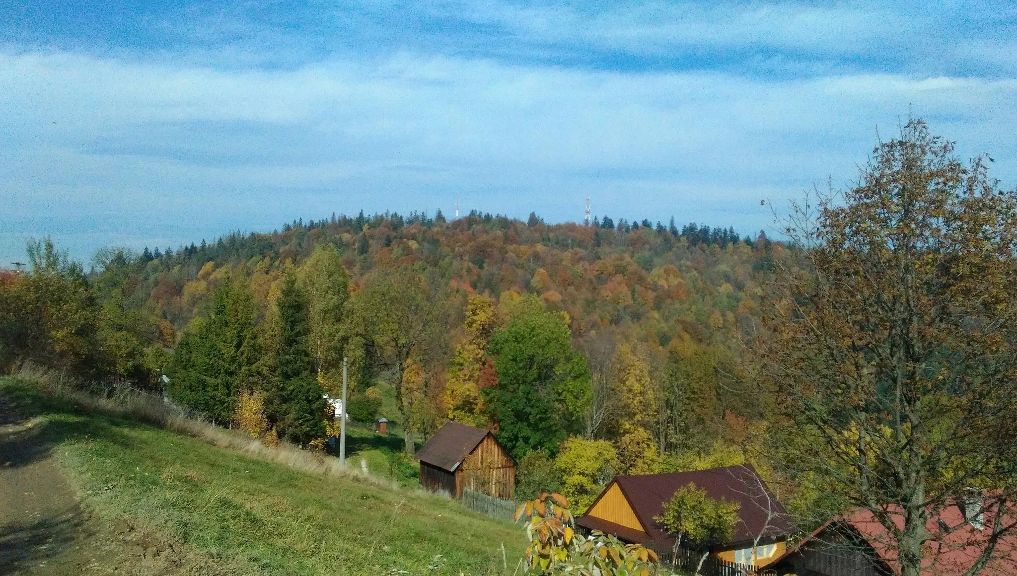 Photo showing: Pohľad na vrchol kopca Briava v Rakovskej hornatine zo Zákopčia, osady Grečovci. Na vrchole sa nachádzajú televízny vysielač (vľavo) a stožiar rádioreléovej trasy mobilnej siete (vpravo).