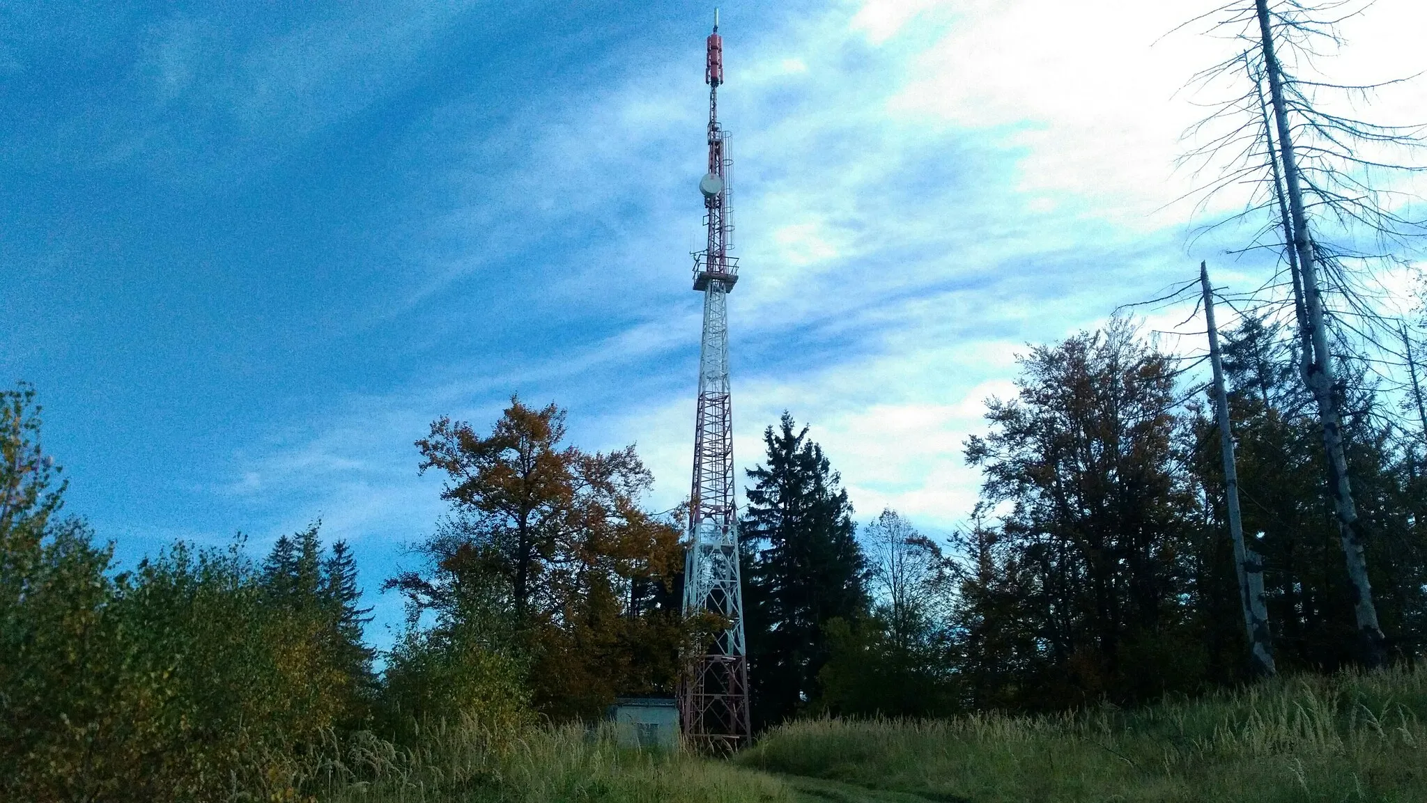 Photo showing: Televízny vysielač na vrchole kopca Briava v Javorníkoch nad mestom Čadca.