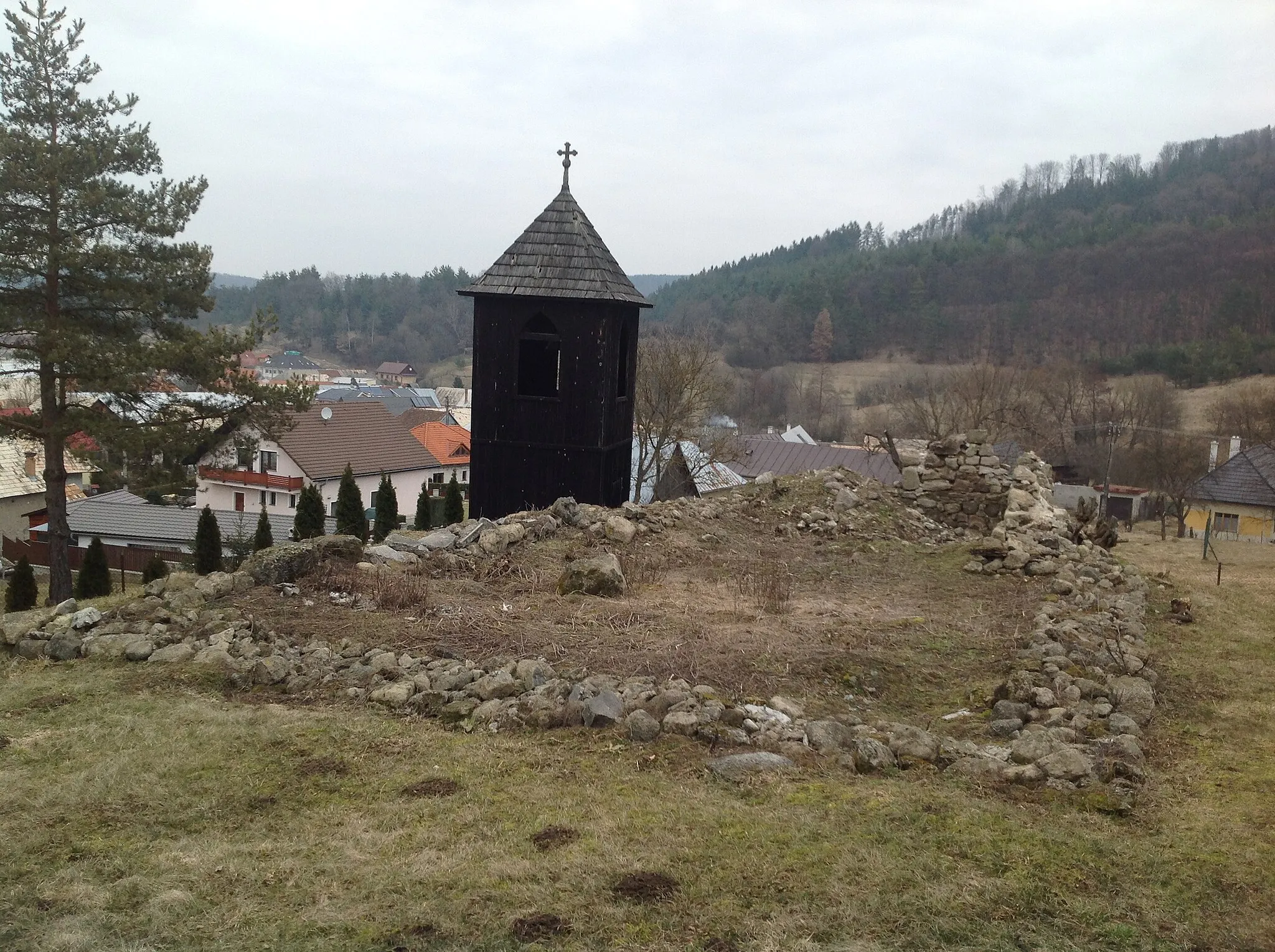 Photo showing: Ruiny kostolíka sv. Michala Archanjela s drevenou vežou z roku 1885. Vo je funkčný zvon z roku 1686.