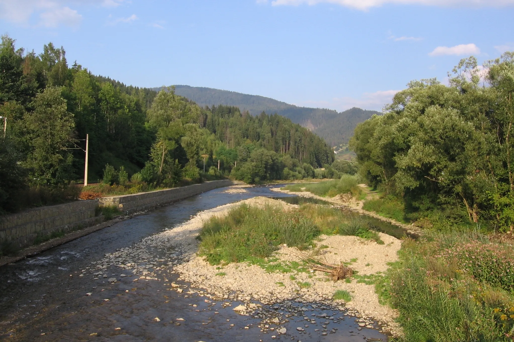 Photo showing: Soła w Rajczy, widok z mostu prowadzącego na przystanek kolejowy Rajcza Centrum; w tle Sucha Góra