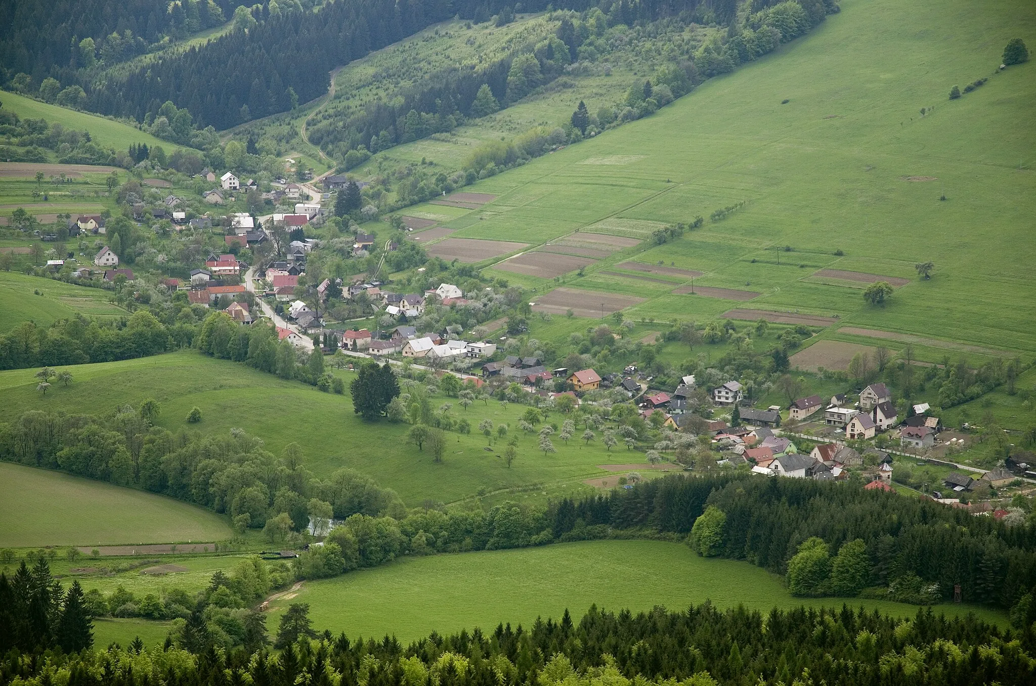 Photo showing: Súľov-Hradná  village - part Hradná, Slovakia. Aerial view from surrounding rocks.