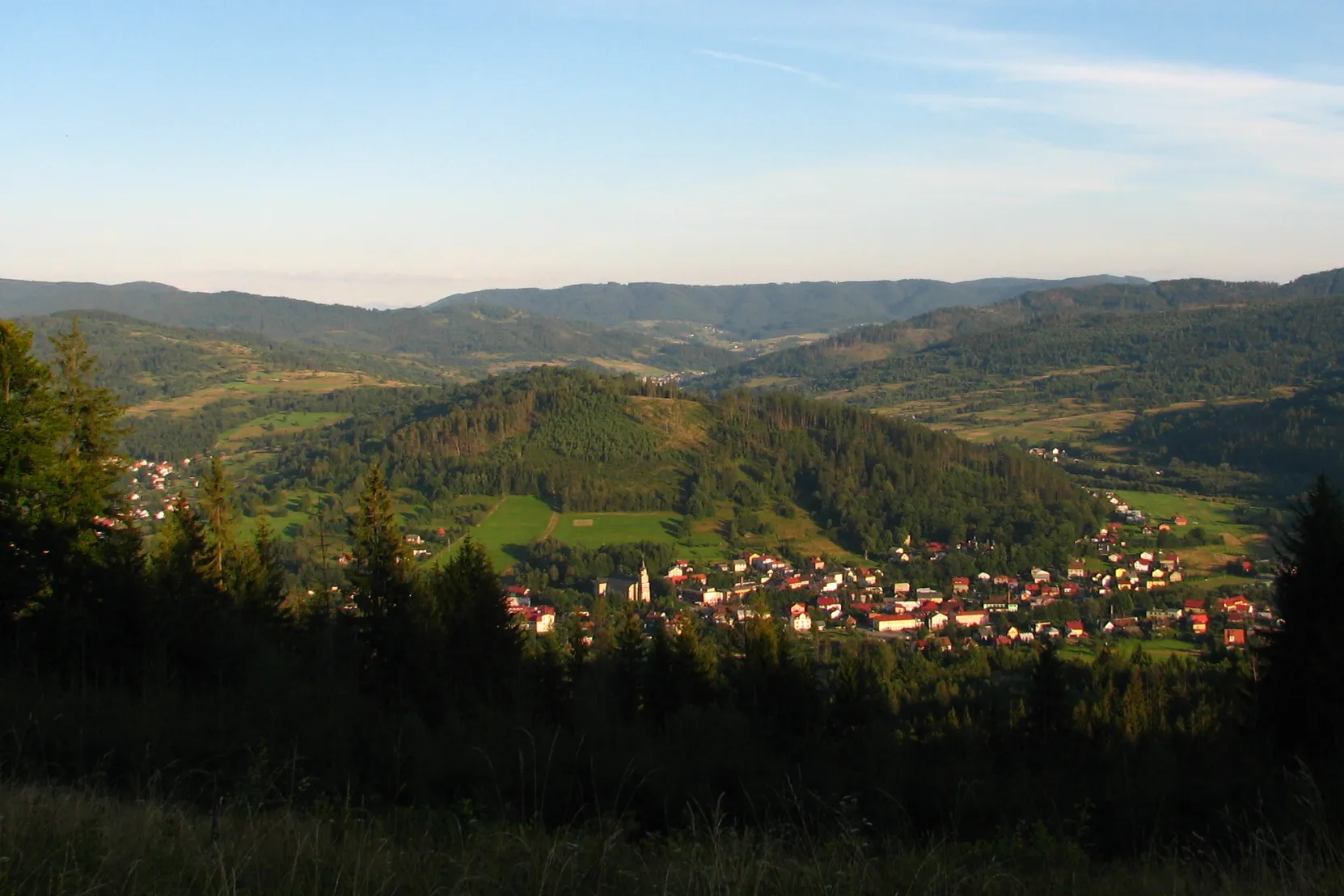 Photo showing: Widok na centrum Rajczy i Compel (Czapel) z Biernatki.