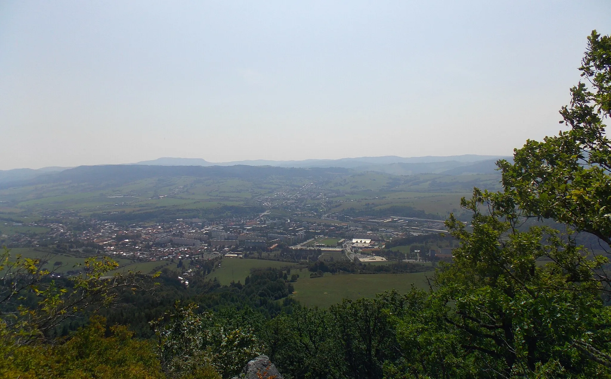 Photo showing: Výhľad na mesto Brezno a Horehronie z Breznianskej skalky