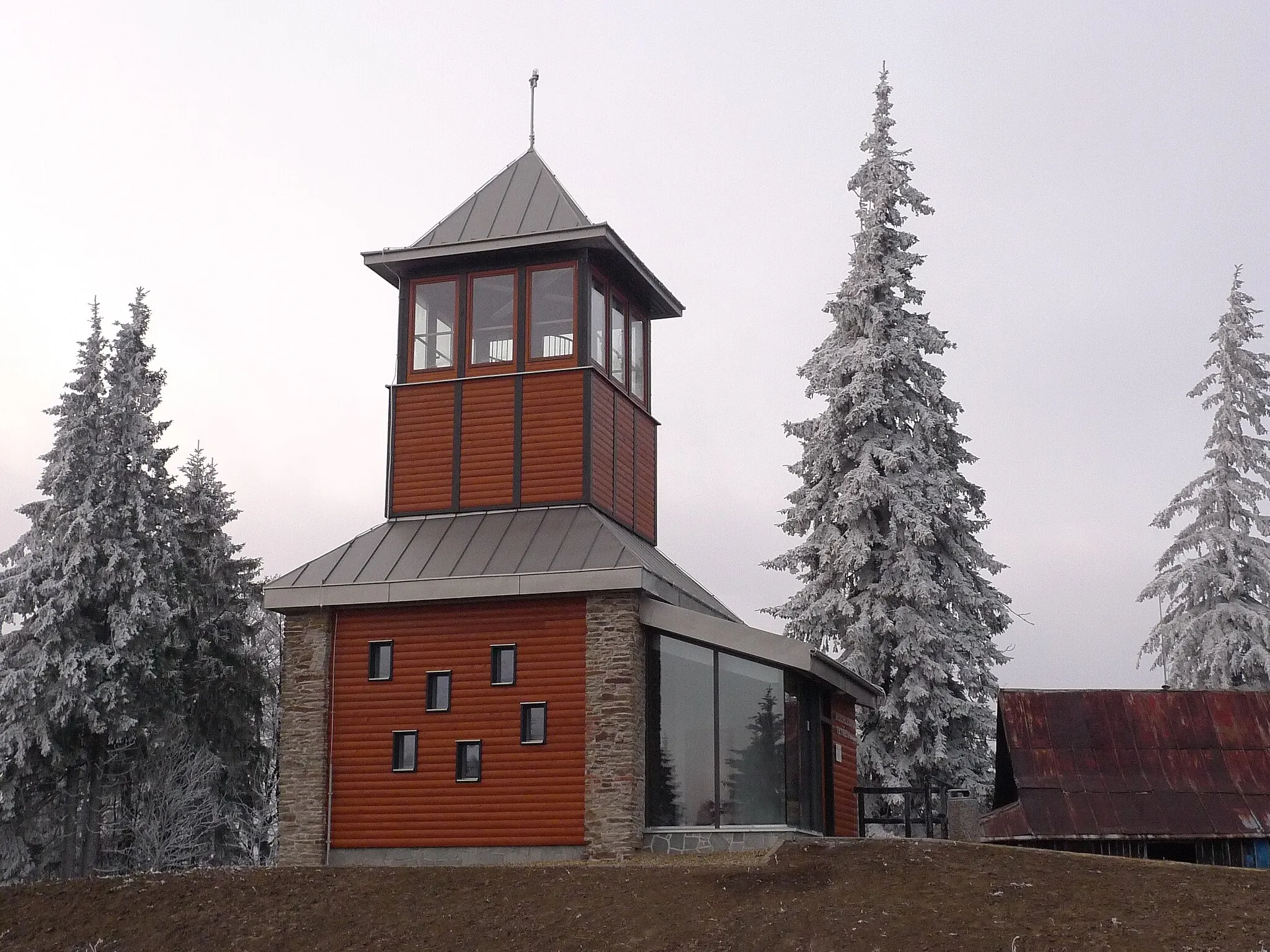 Photo showing: Rozhledna Tetřev u Kamenné chaty v Beskydech.
