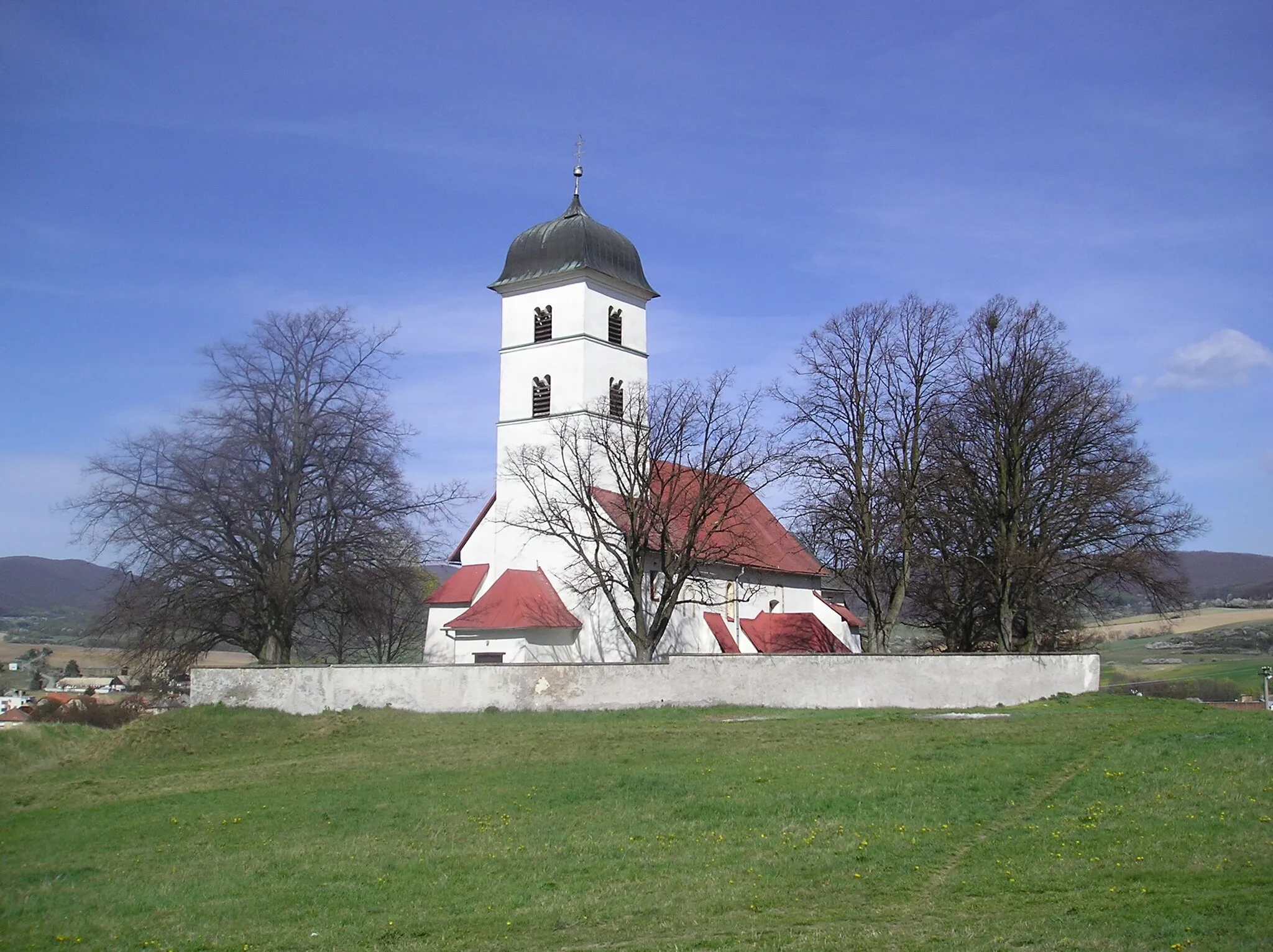 Photo showing: Catolic church en village Sása, Zvolen distrikt, Slovakia