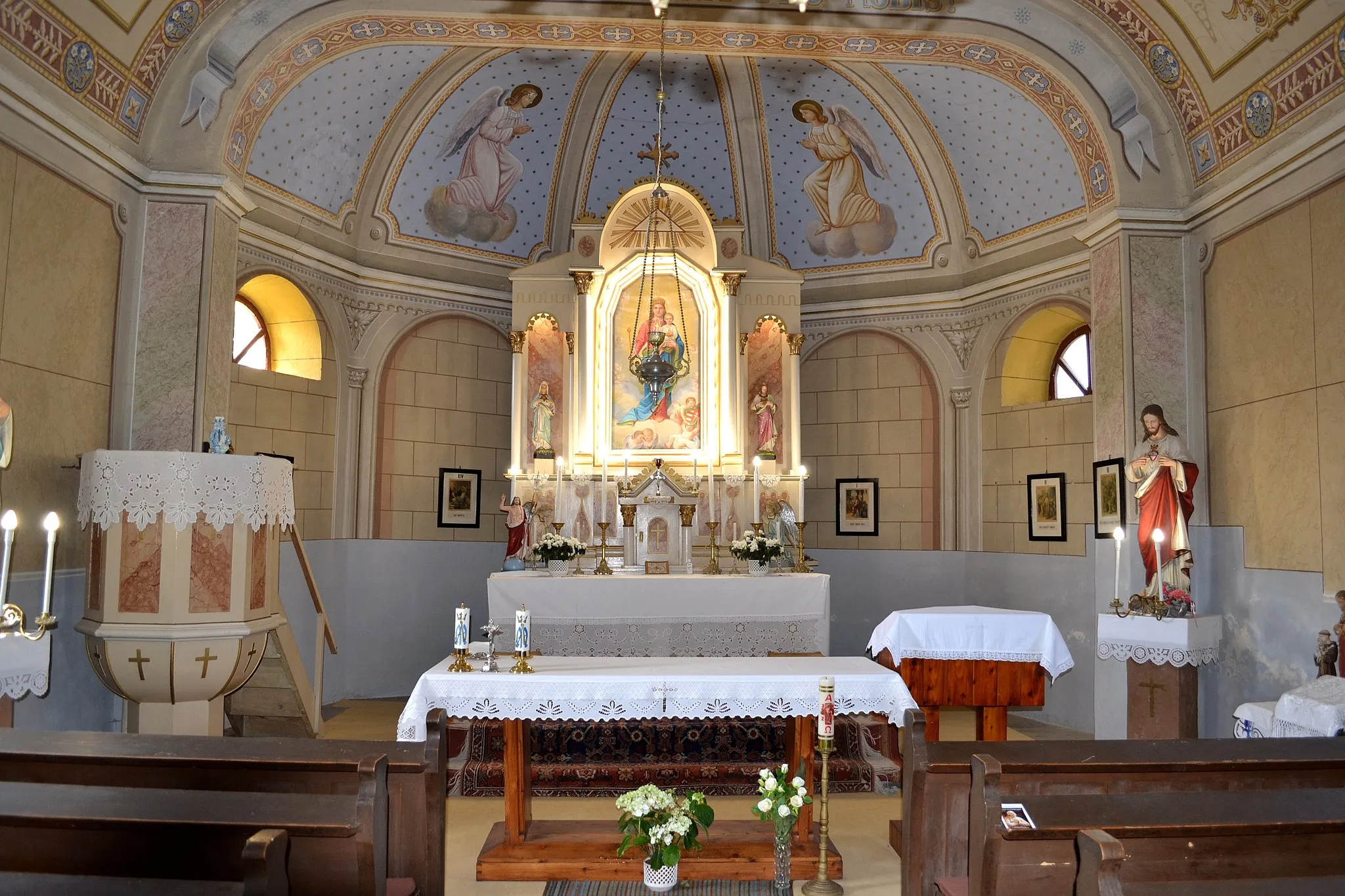 Photo showing: Konrádovce, Kostol Panny Márie, Regina Hungarorum (interiér)