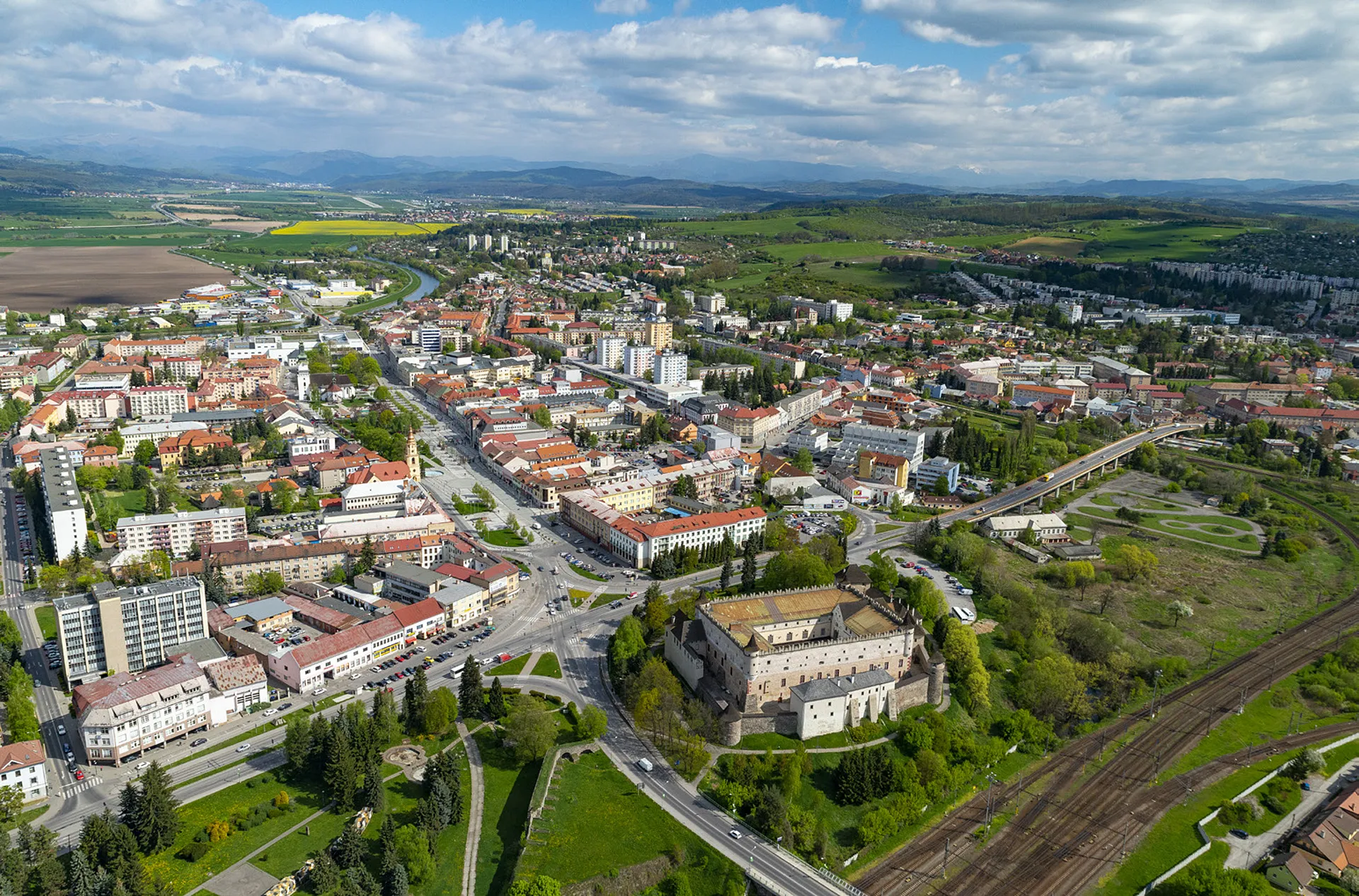 Photo showing: An aerial view of Zvolen town centre and its Zvolen castle (Zvolenský zámok) from the south.