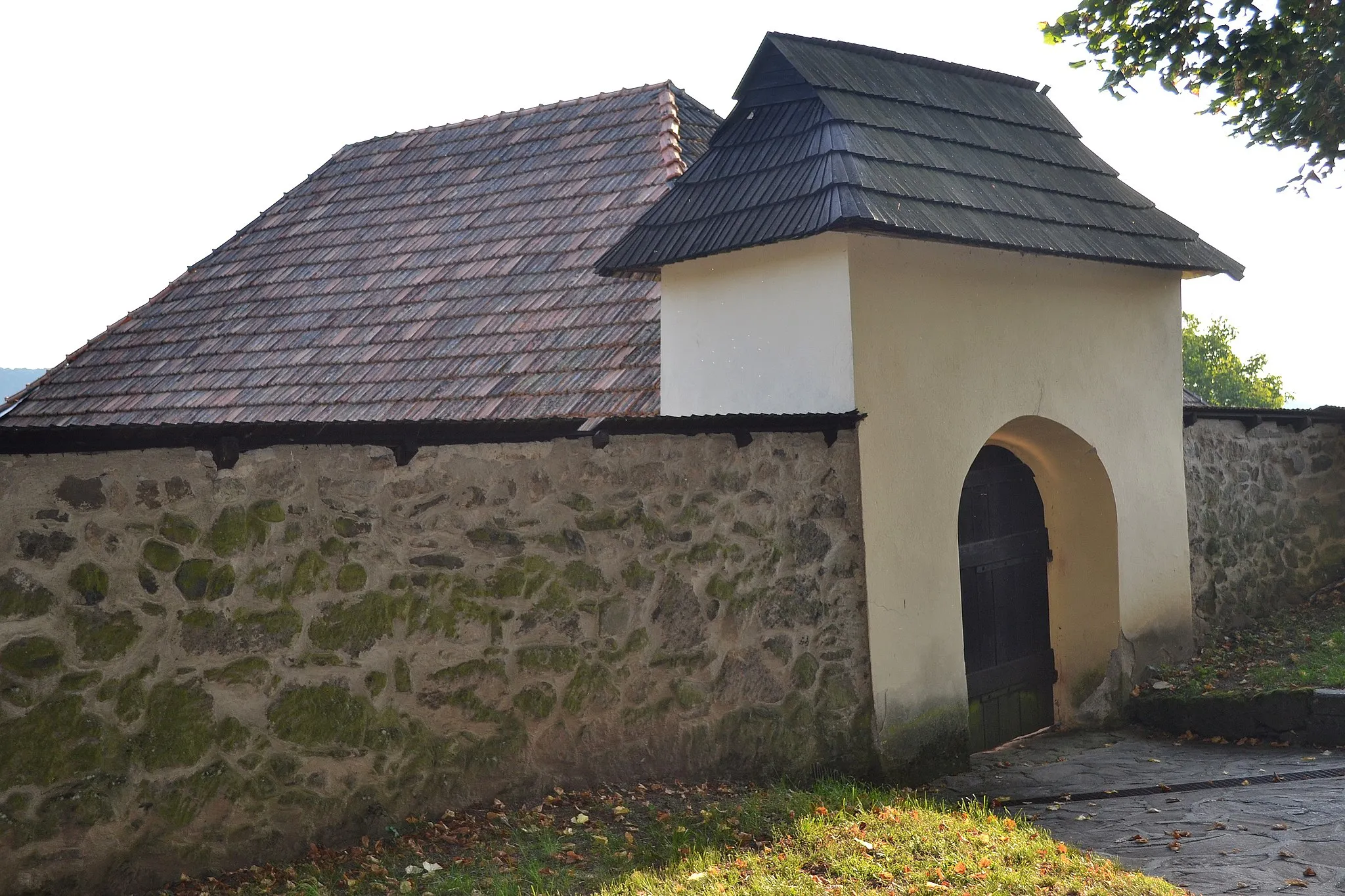 Photo showing: Jabloňovce (okr. Levice), evanjelický kostol; brána do areálu kostola s časťou ohradného múru