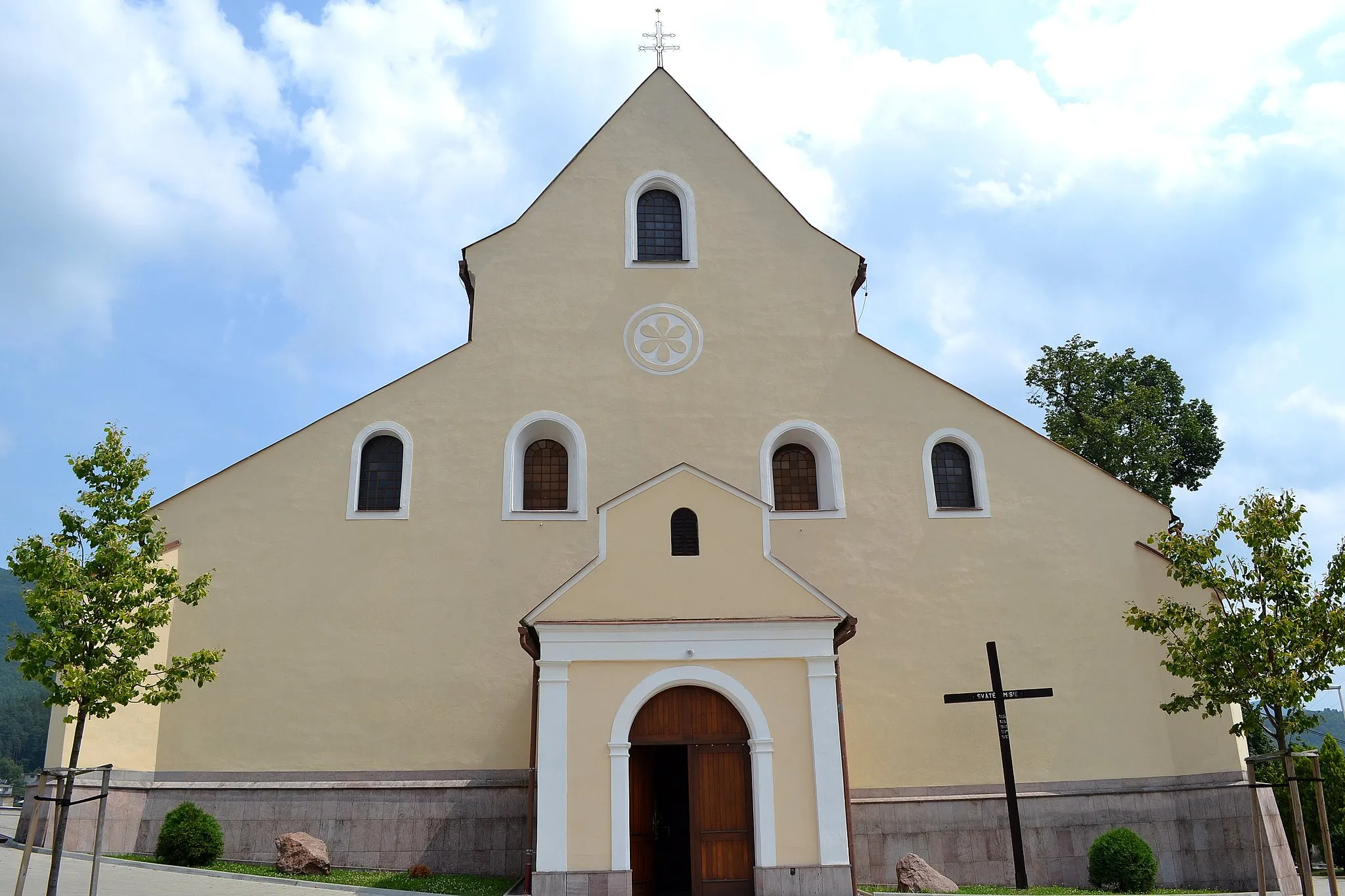 Photo showing: Priečelie kostola s vstupnou predsieňou