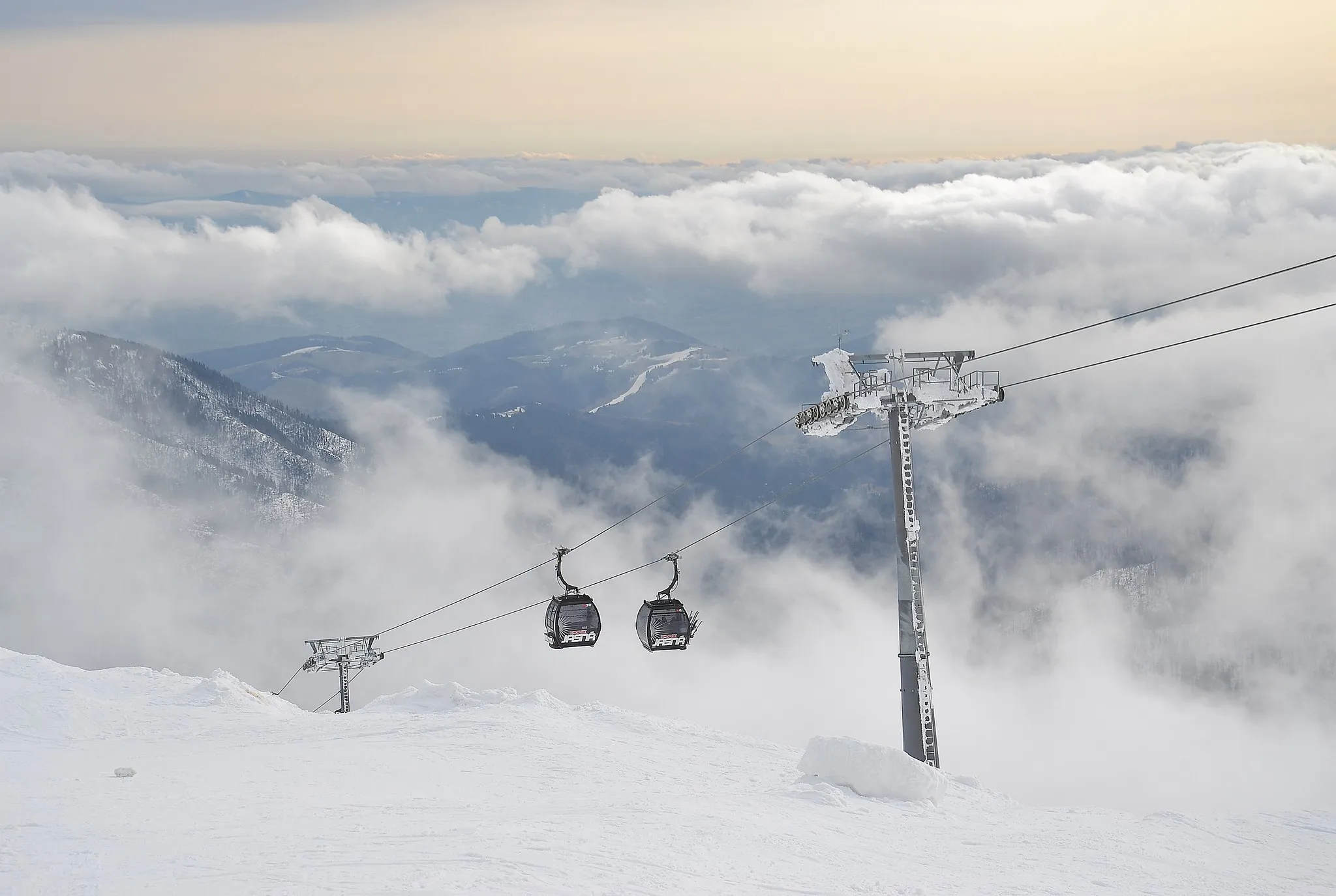 Photo showing: Jasná Ski Resort, Slovakia - gondola lift Kosodrevina - Chopok