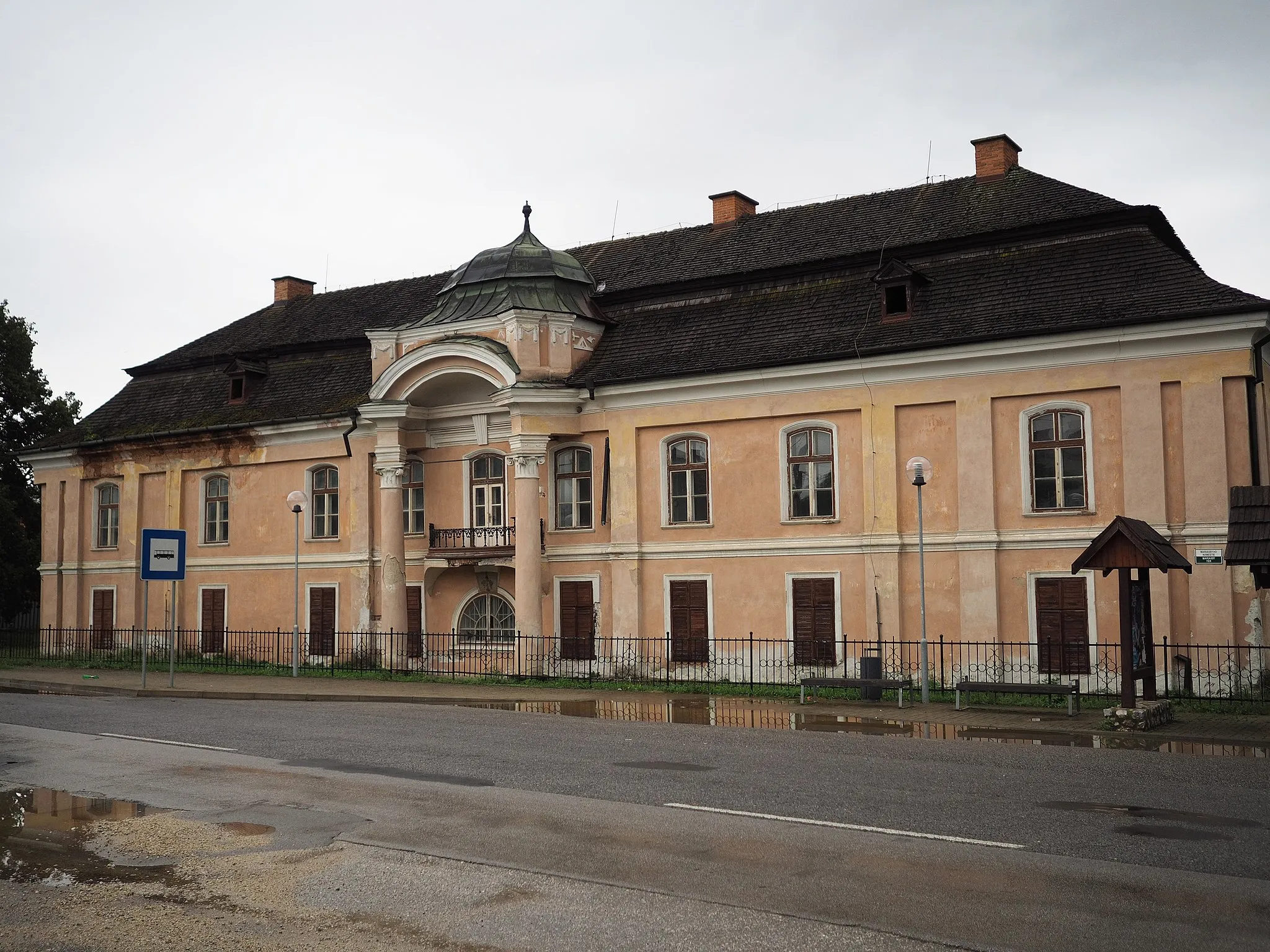 Photo showing: The Mariássy manor in Brzotín, Slovakia. Baroque building from 1729.