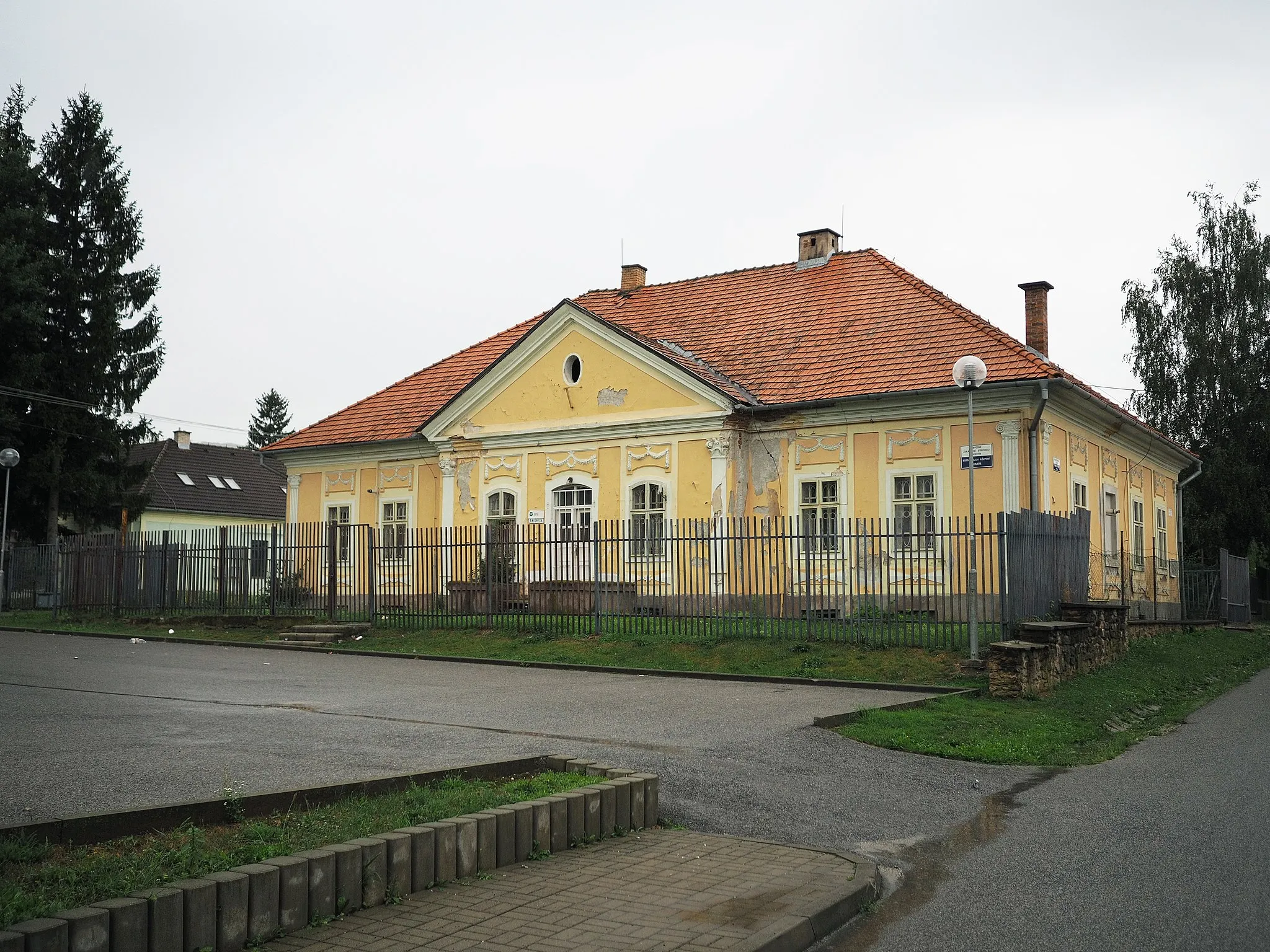 Photo showing: Classical manor from 1836 in Brzotín, Slovakia.