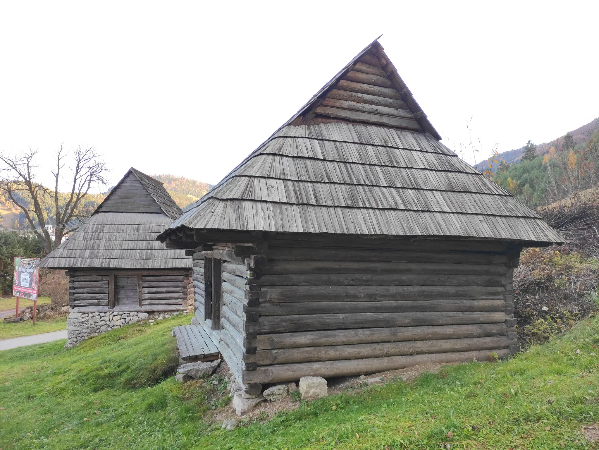 Photo showing: dřevěné Gombašské sýpky, Hubová, okres Ružomberok, Slovensko