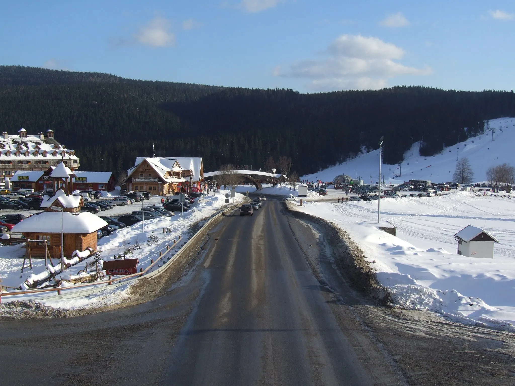 Photo showing: State road 59 in Donovaly, Slovakia.