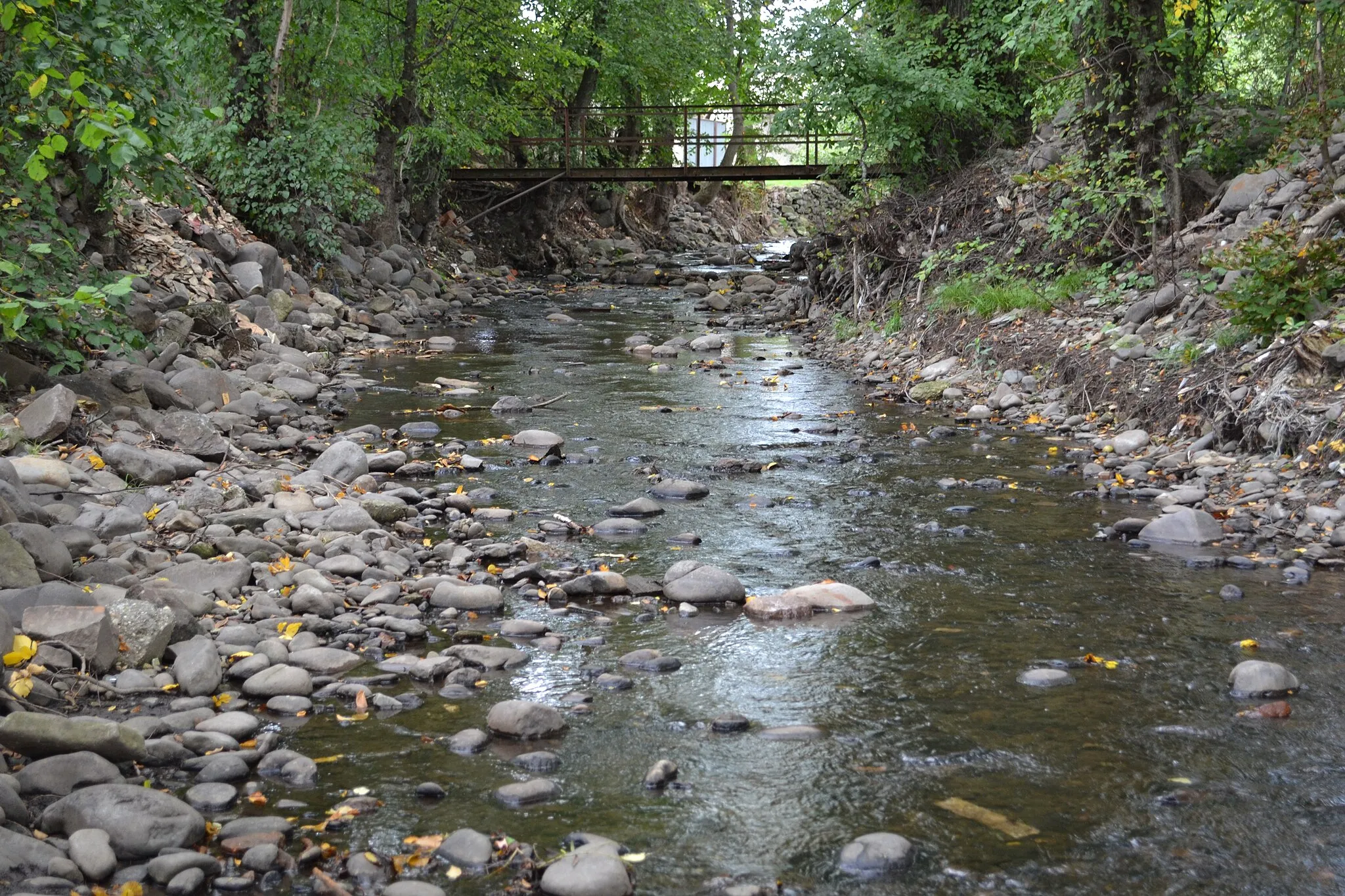 Photo showing: Potok Hučava v obci Očová