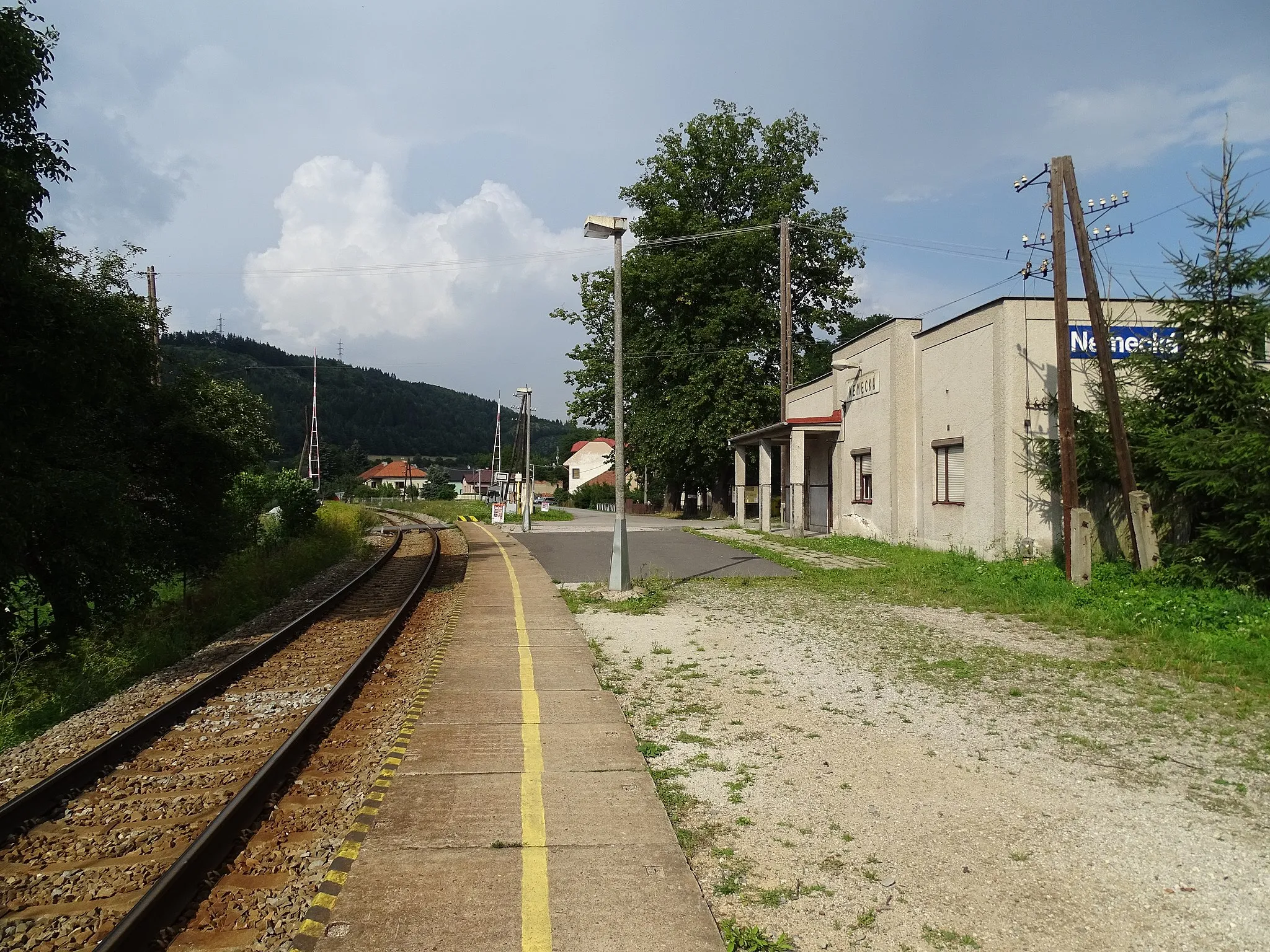 Photo showing: Nemecká, Brezno District, Banská Bystrica Region, Slovakia. Railway station Nemecká.