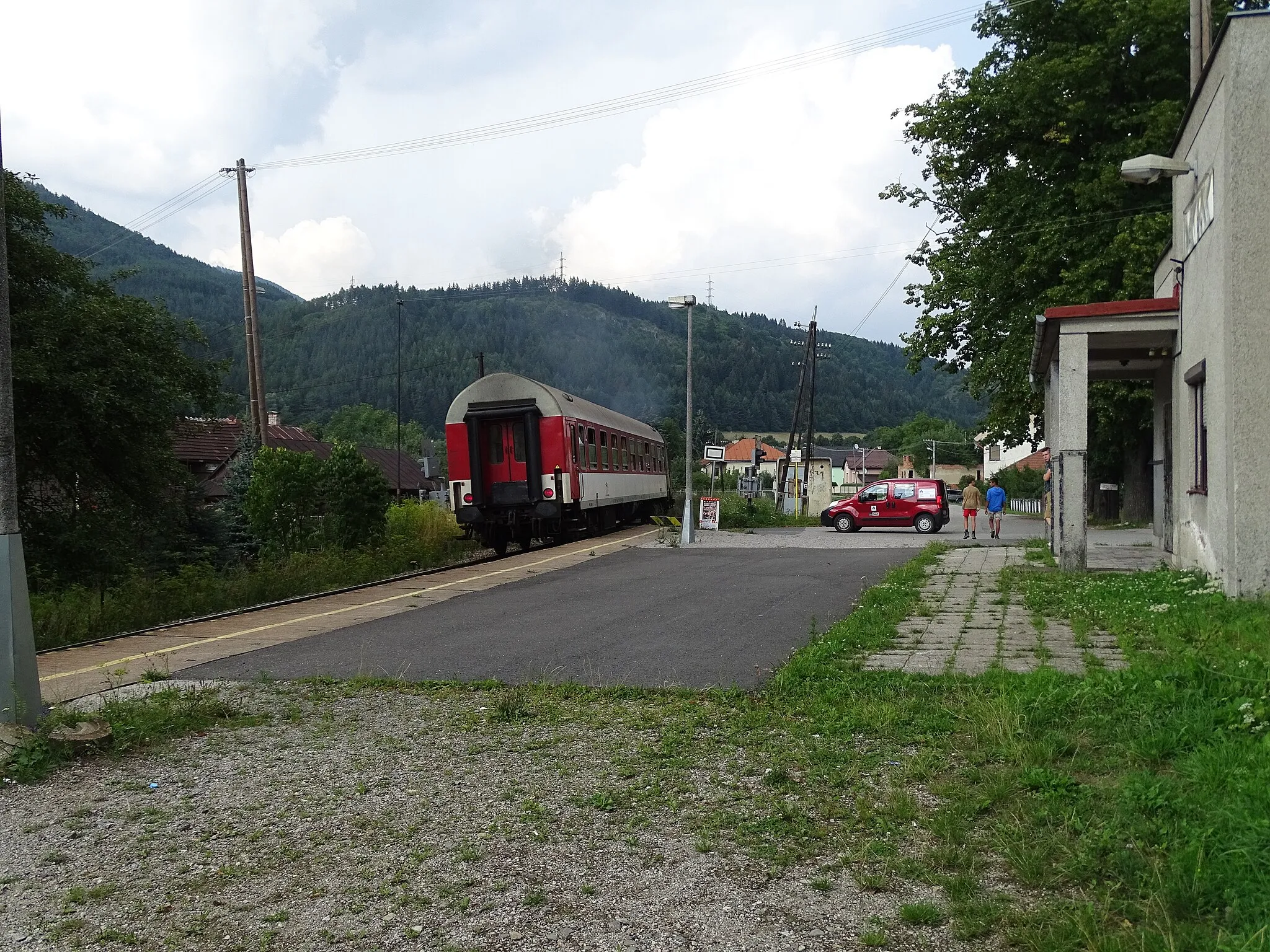 Photo showing: Nemecká, Brezno District, Banská Bystrica Region, Slovakia. Railway station Nemecká.