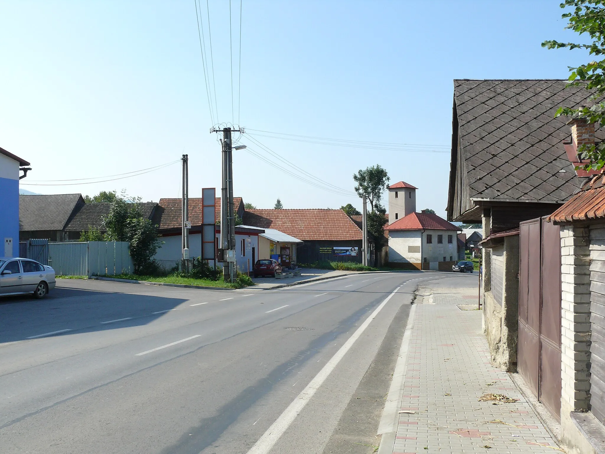 Photo showing: Cesta I. triedy 78 (I/78) prechádzajúca obcou Lokca. Lokca, región Orava, Slovensko.