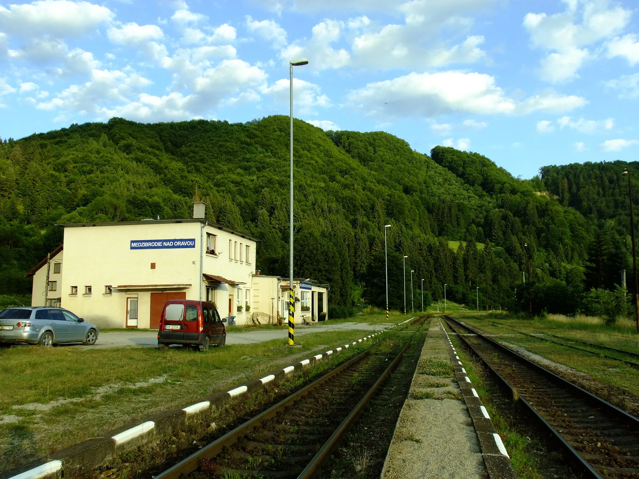 Photo showing: Medzibrodie nad Oravou train station, railway line 181, Slovakia.