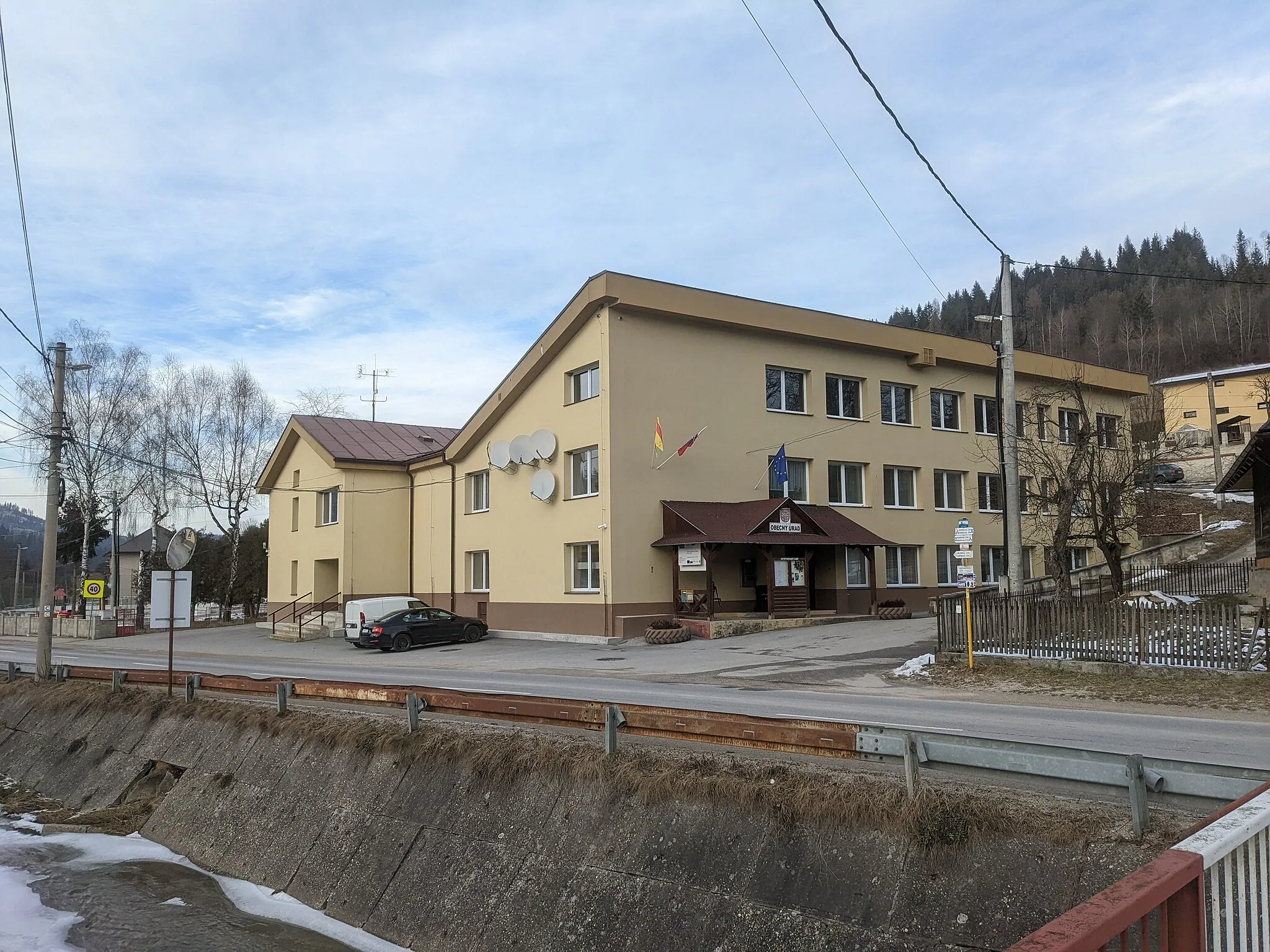 Photo showing: Budova obecného úradu a kultúrny dom obce Lutiše.