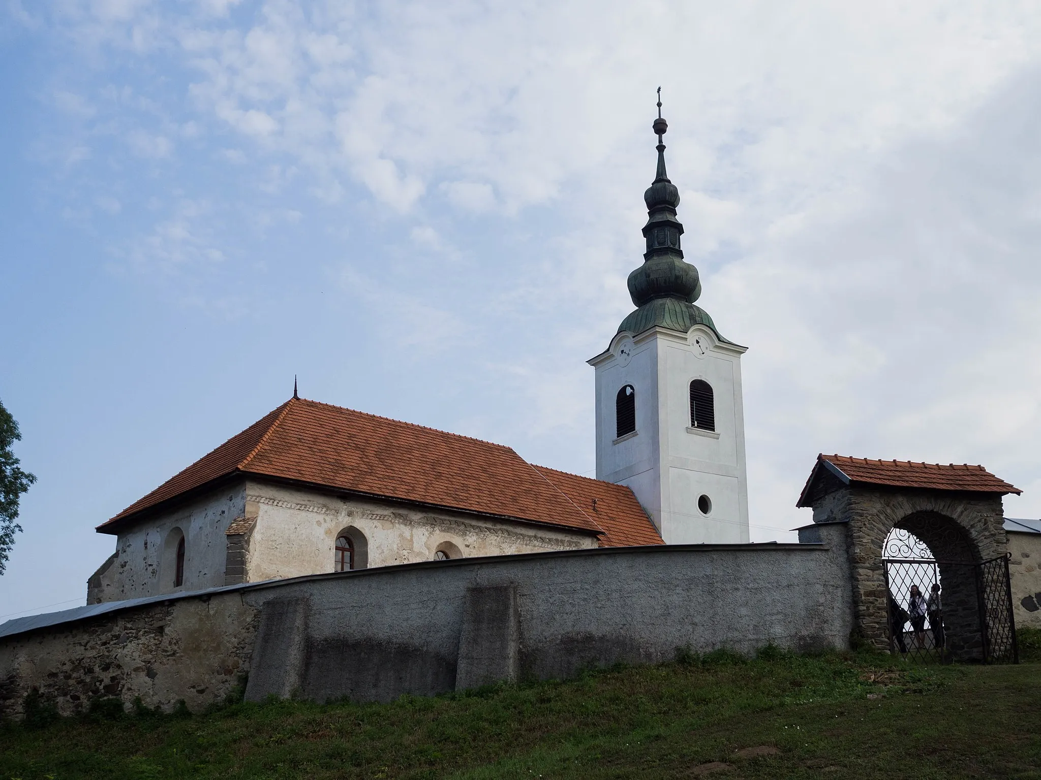 Photo showing: Lutheran Church in Rimavská Baňa, Slovakia, romano-gothic architecture from around 1300.