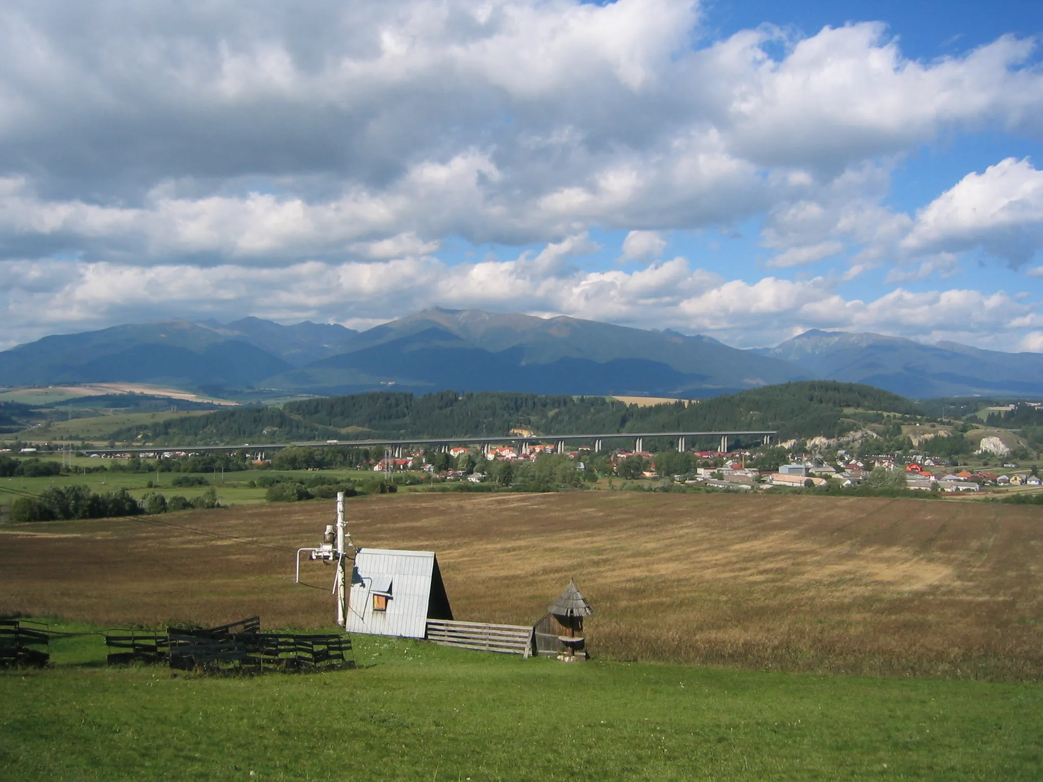 Photo showing: D1 motorway bridge in Slovakia as seen from Liptovský Ján