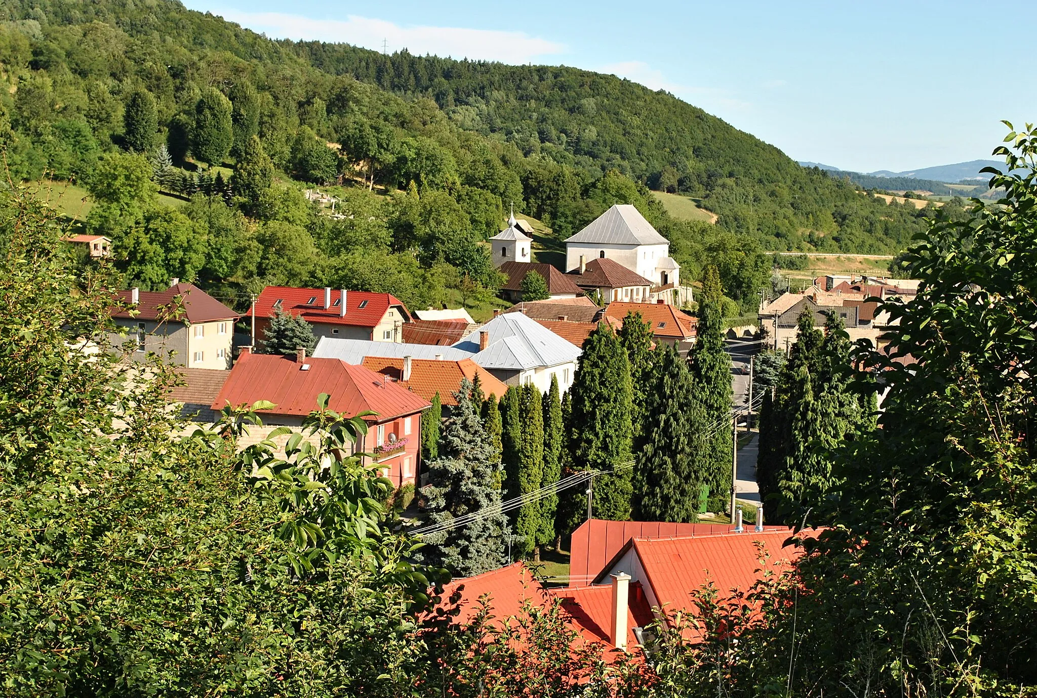 Photo showing: Horná Mičiná, okr. Banská Bystrica - pohľad z kostola Sv. Michala na dolnú (južnú) časť obce, v pozadí evanjelický kostol so zvonicou