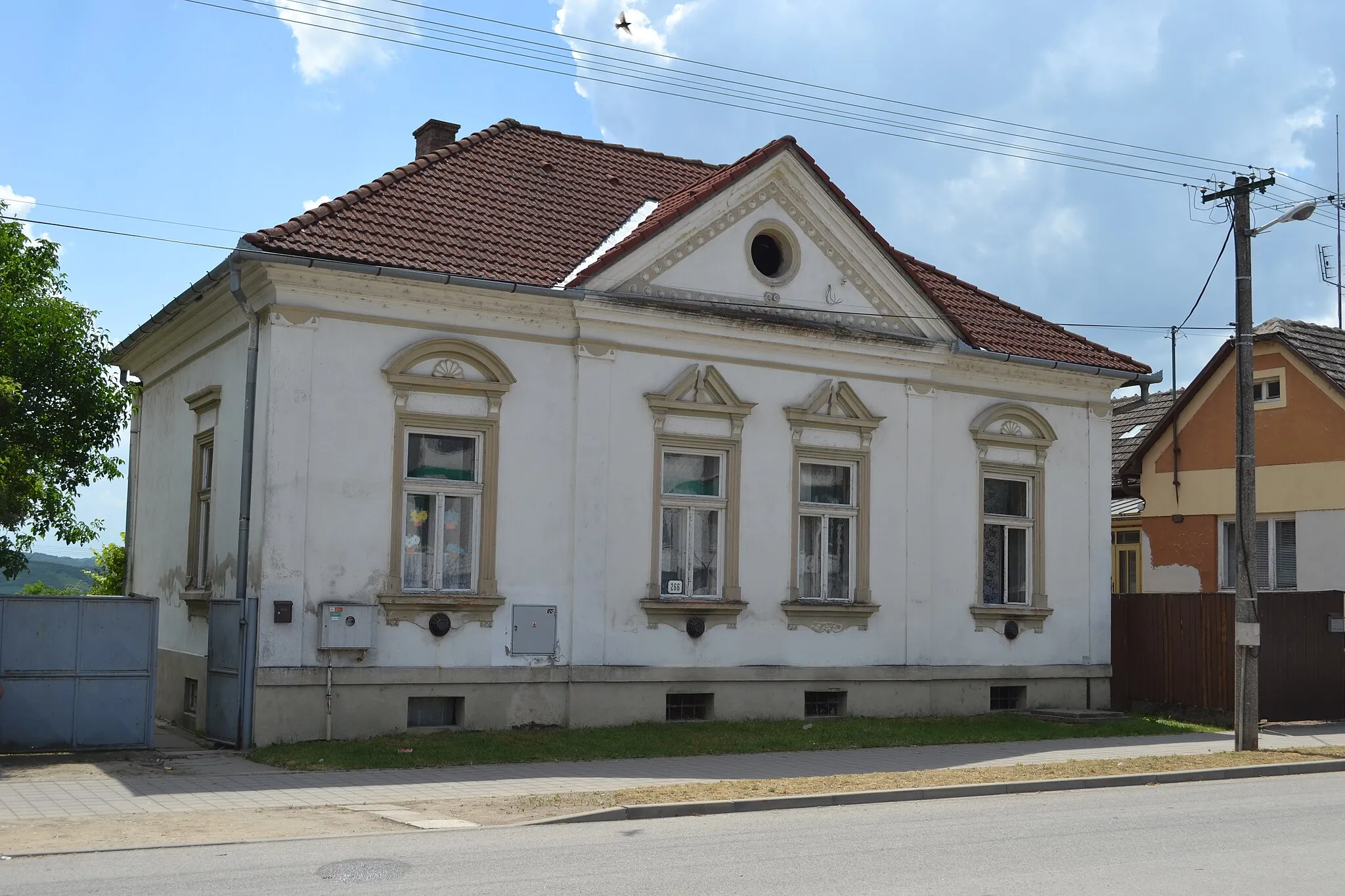 Photo showing: Old memorial house in the village Rimavská Seč