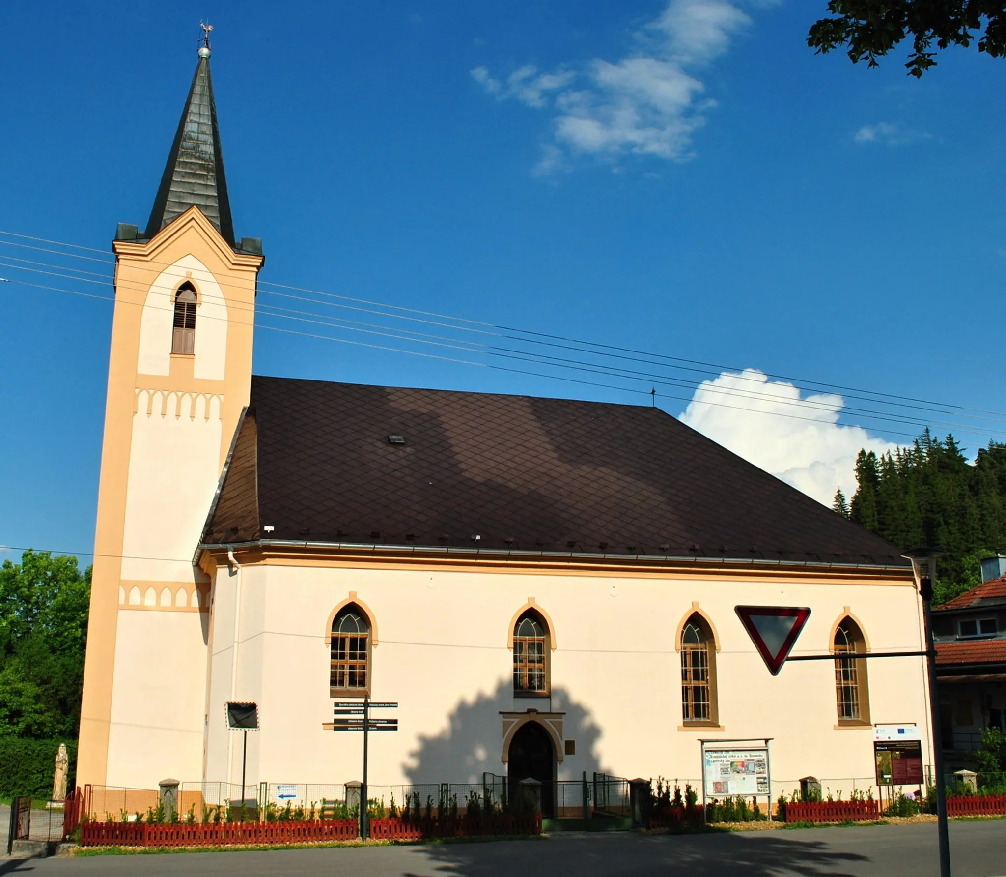 Photo showing: Liptovský Ján - evanjelický kostol v strede obce