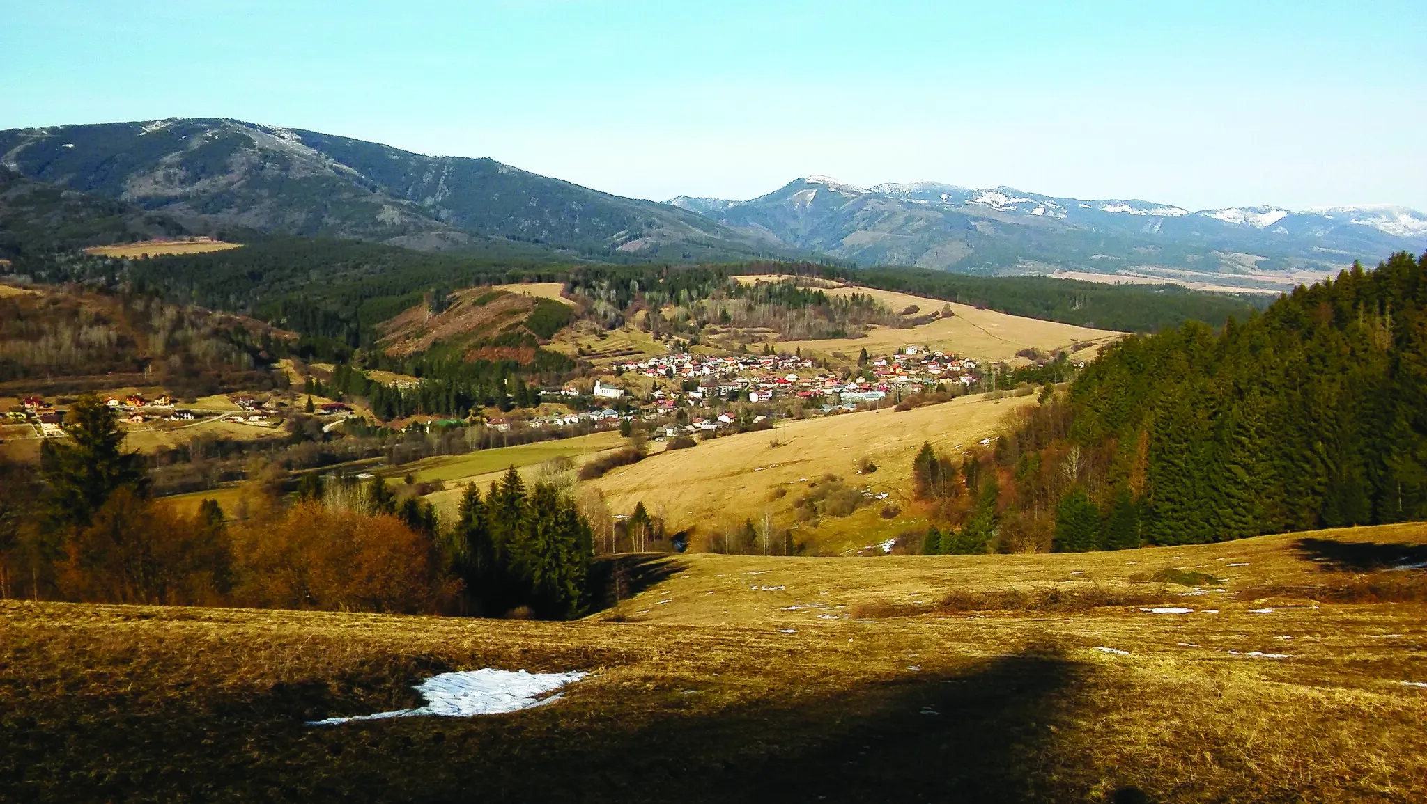 Photo showing: Výhľad na obec Beňuš z vrchu Hrachoviská