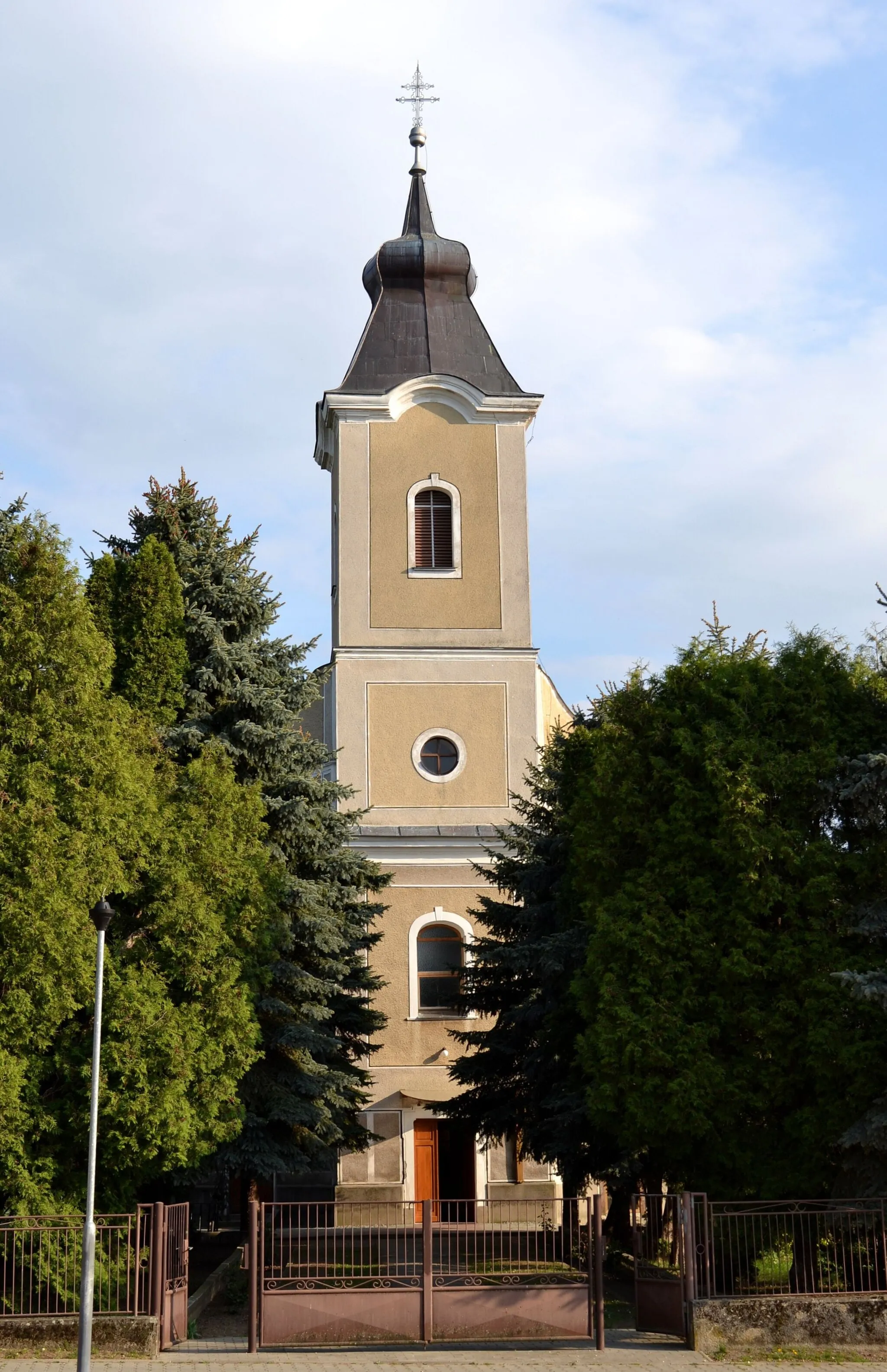 Photo showing: Kostol svätého Jána Nepomuckého v miestnej časti Beladíc - Veľkých Chrašťanoch